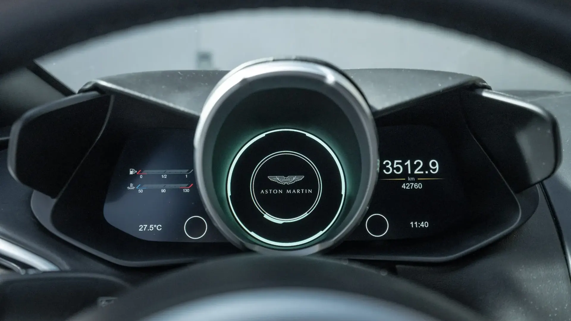Aston Martin Vantage — photo 32