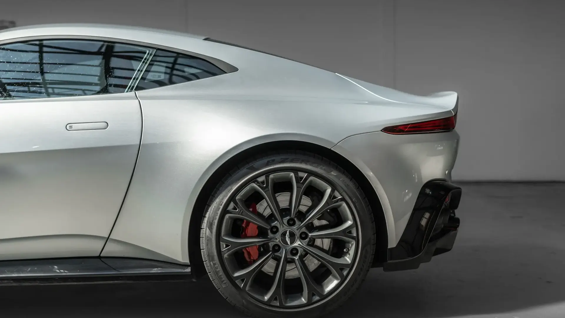 Aston Martin Vantage — photo 7