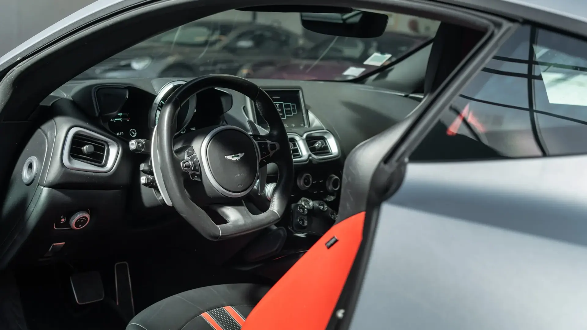 Aston Martin Vantage — photo 11