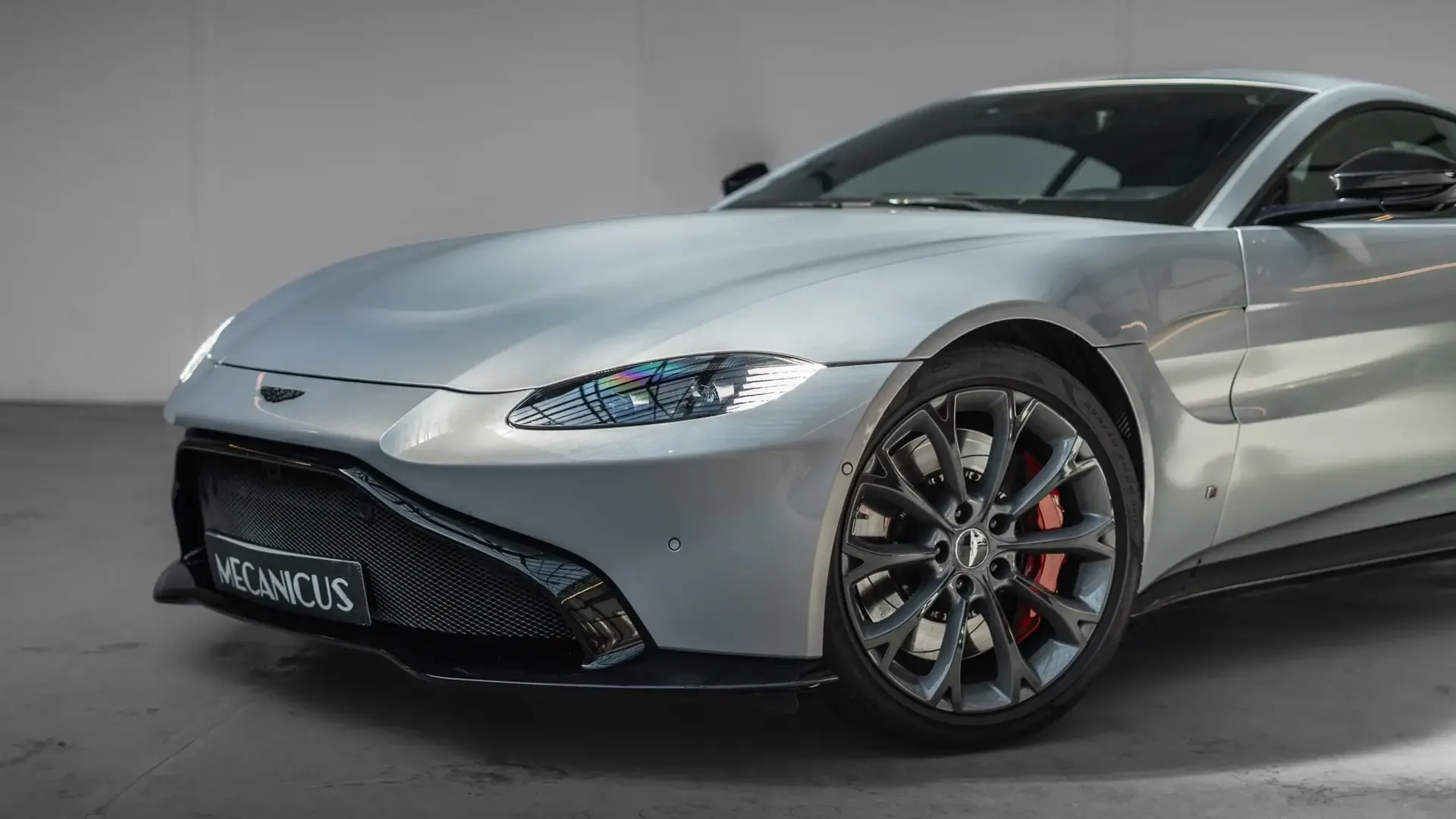 Aston Martin Vantage — photo 35