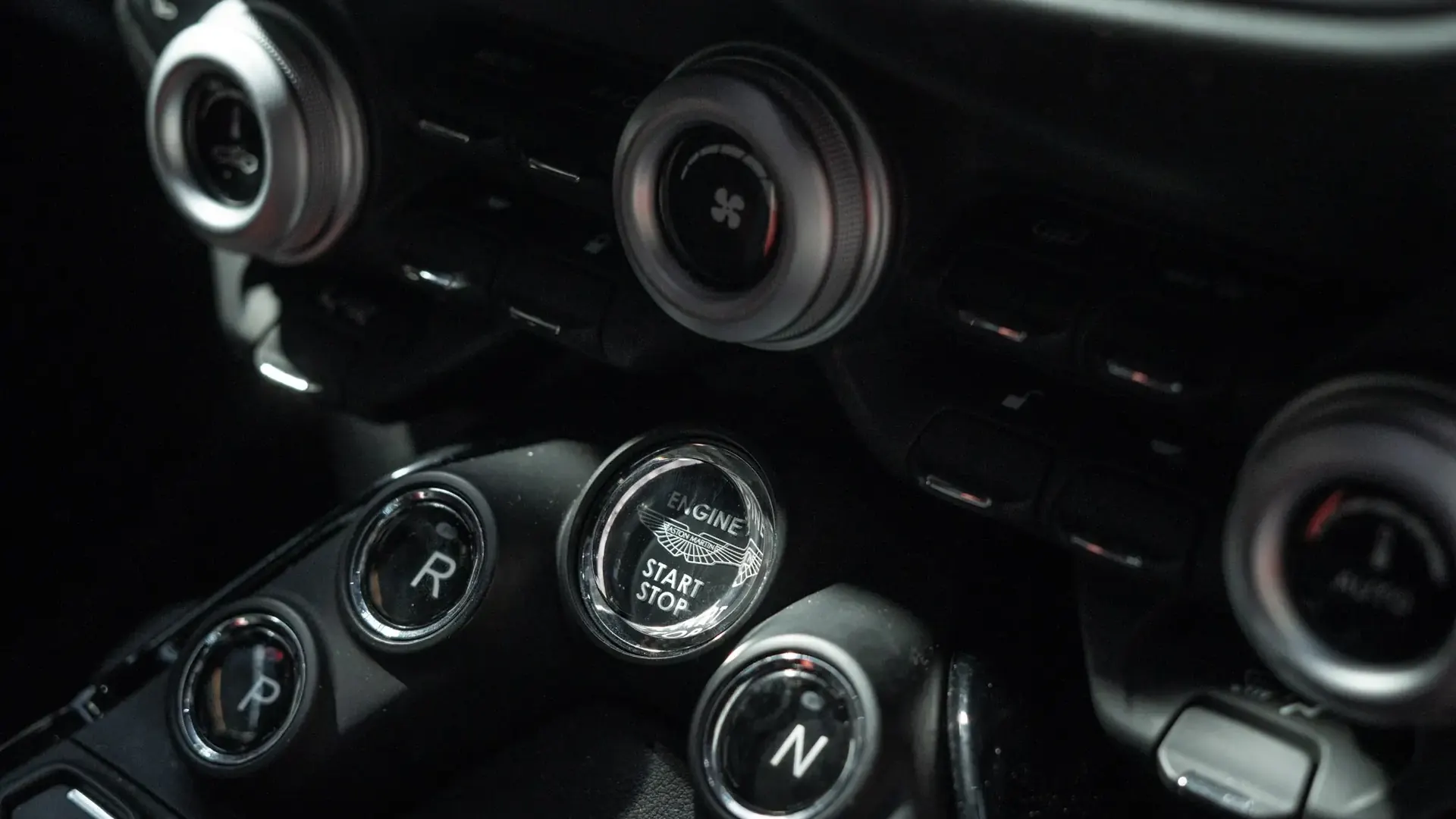 Aston Martin Vantage — photo 21