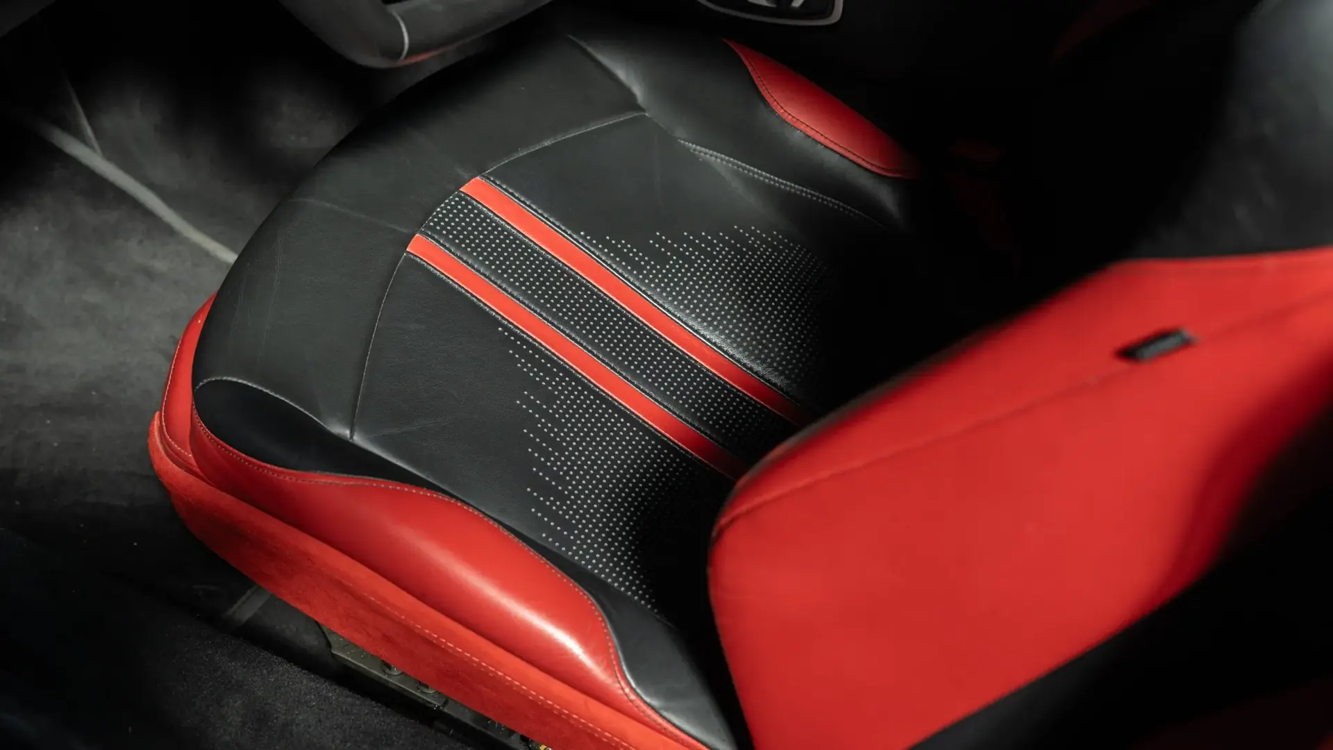 Aston Martin Vantage — photo 8