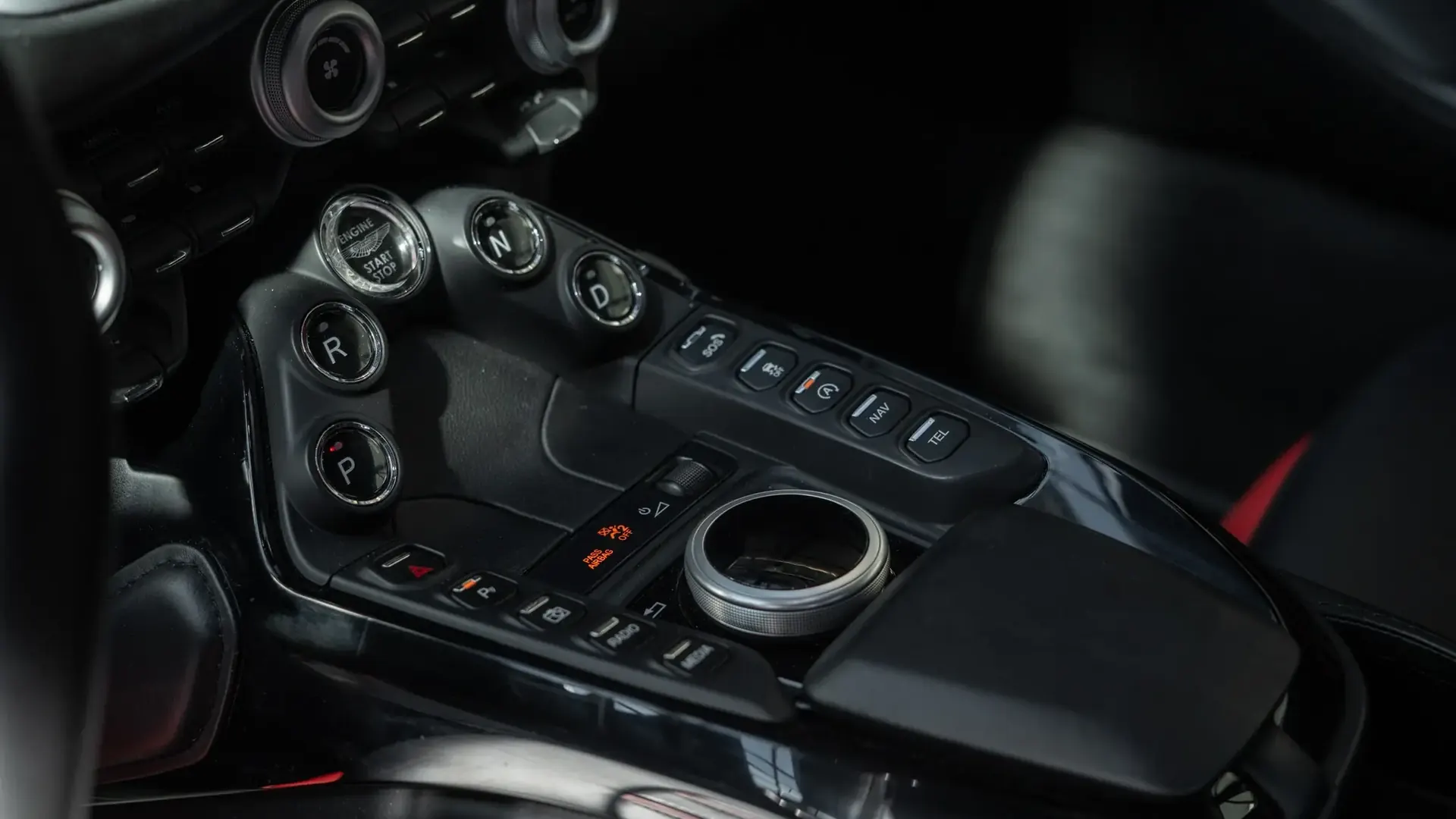 Aston Martin Vantage — photo 14