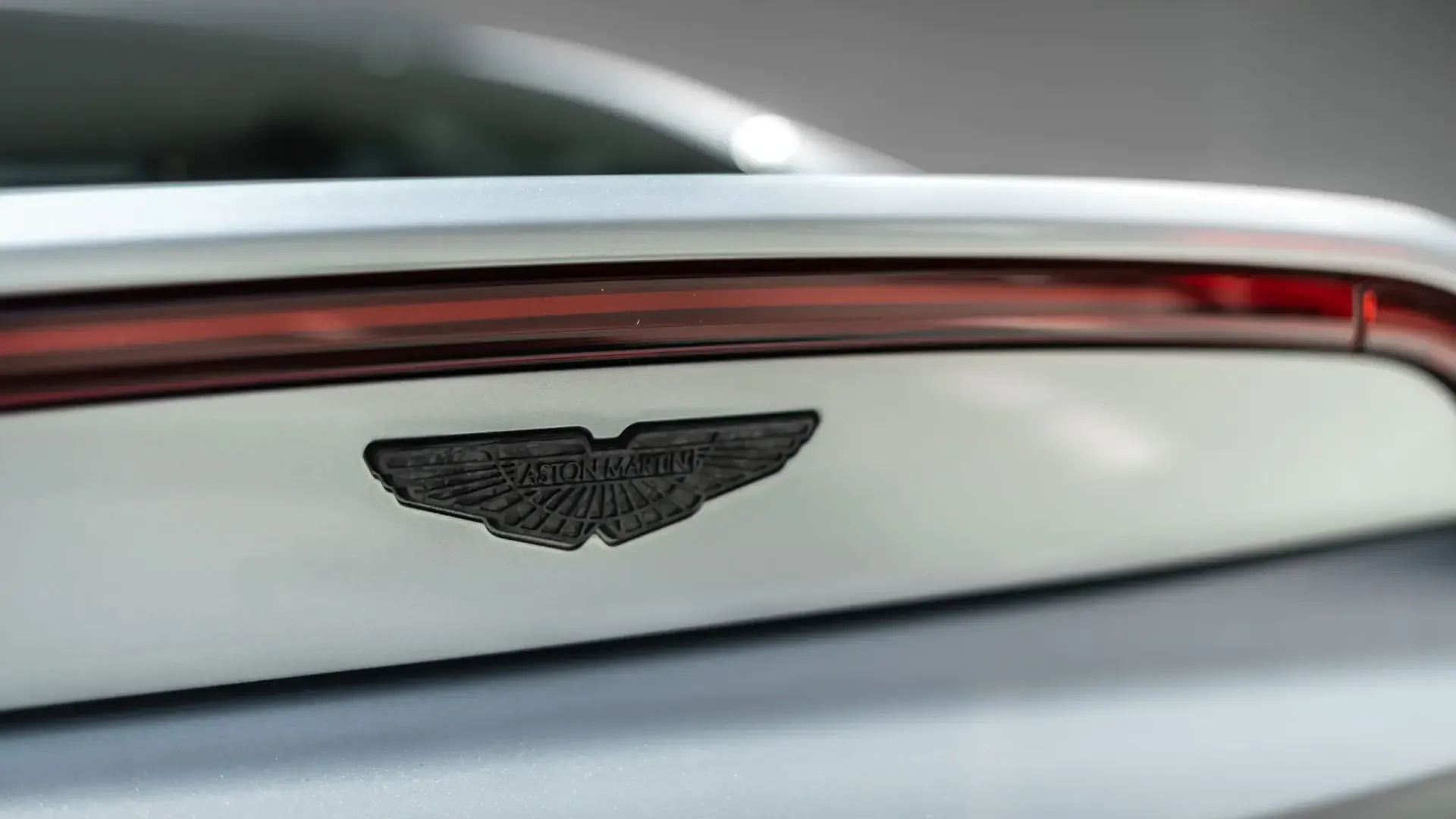 Aston Martin Vantage — photo 44