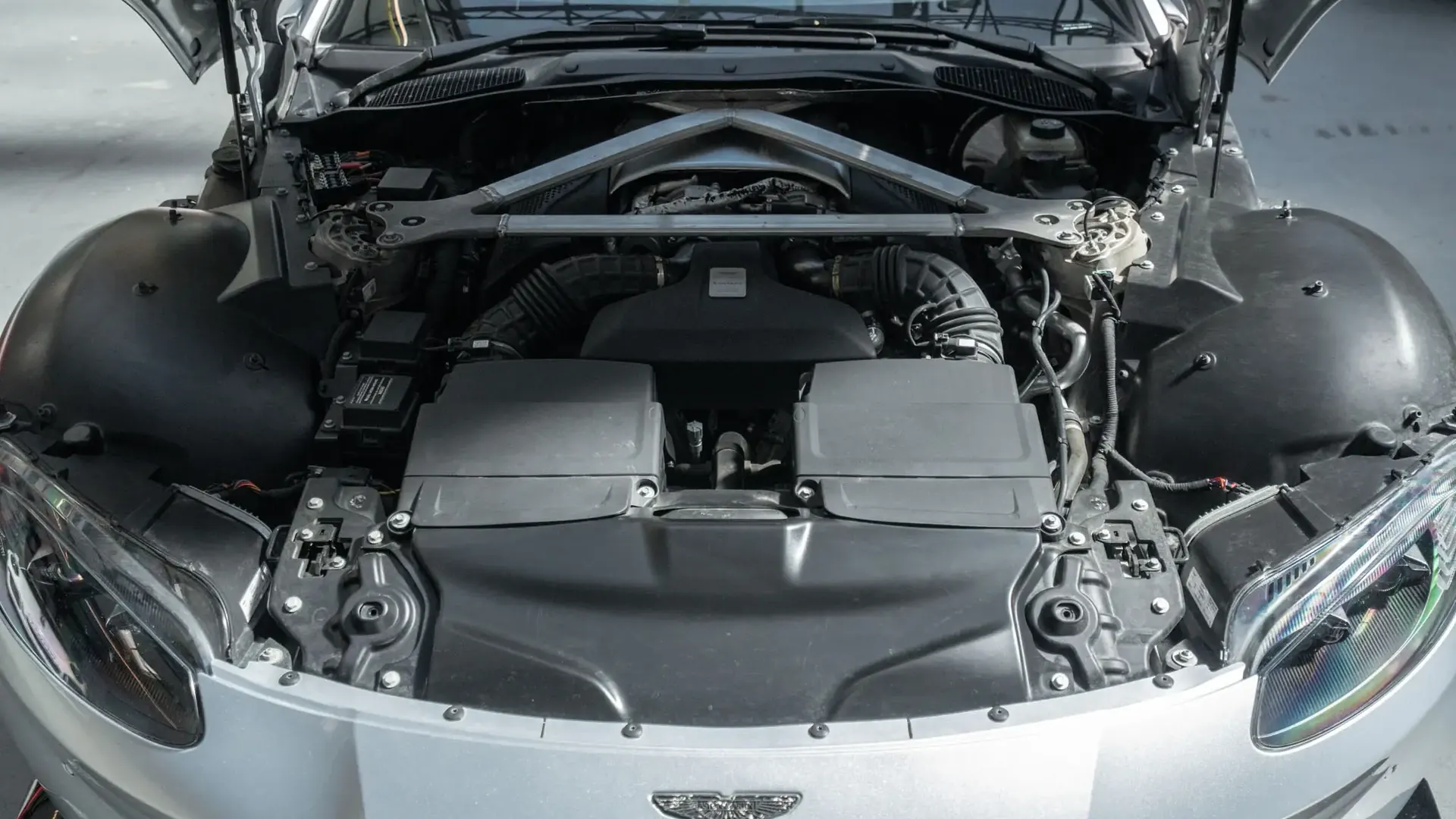 Aston Martin Vantage — photo 46