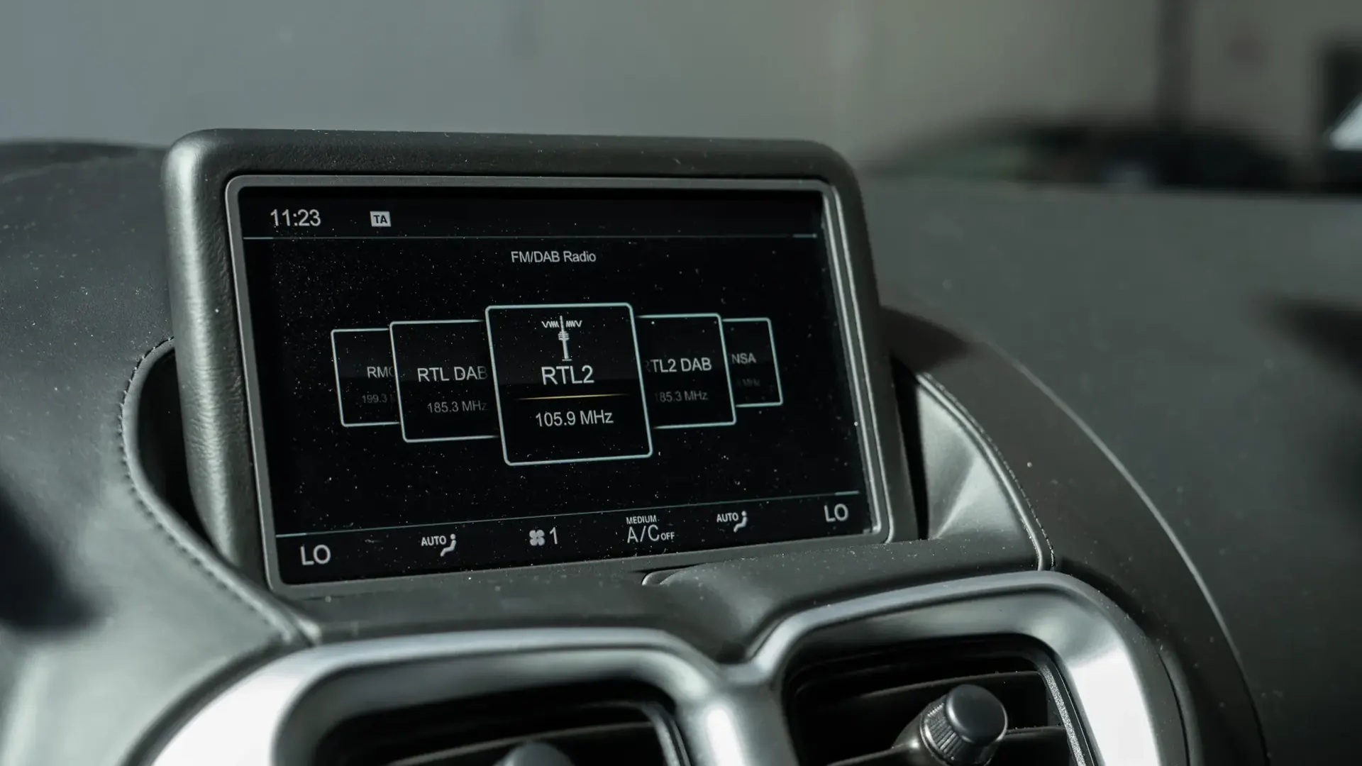 Aston Martin Vantage — photo 15