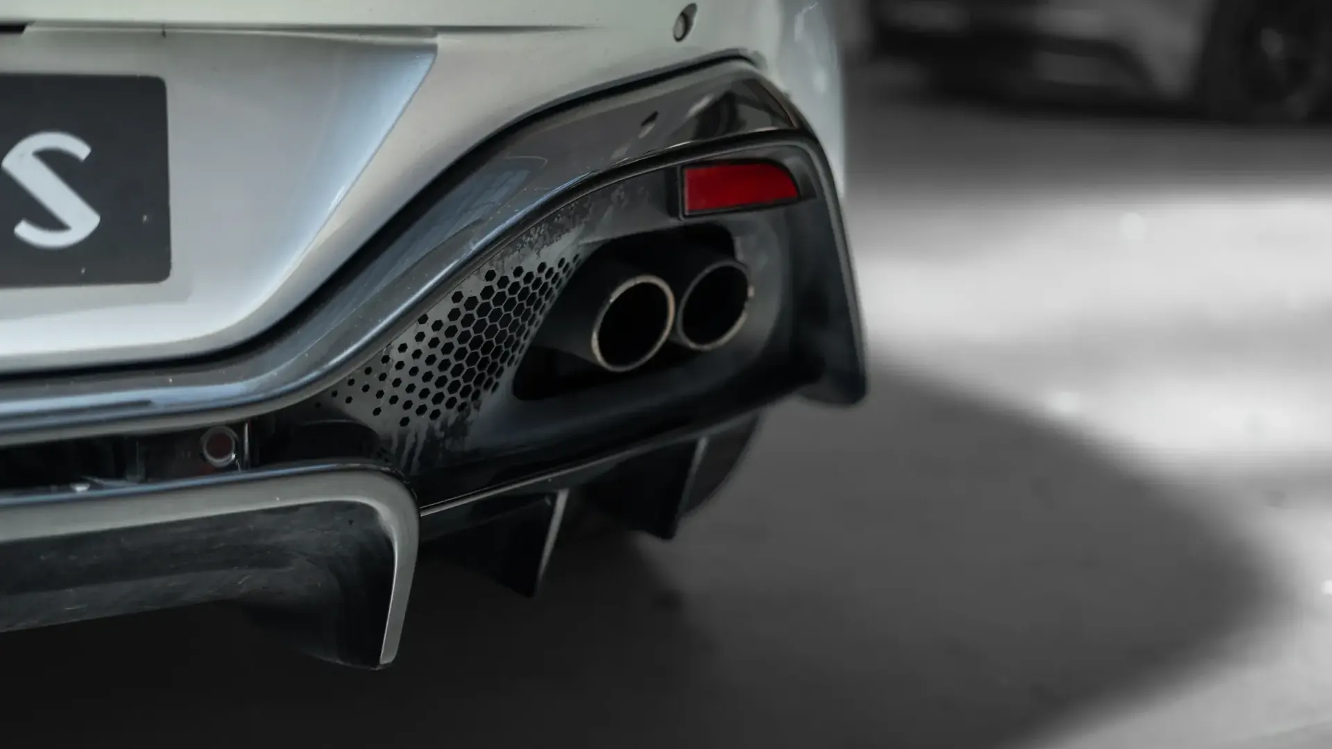 Aston Martin Vantage — photo 43
