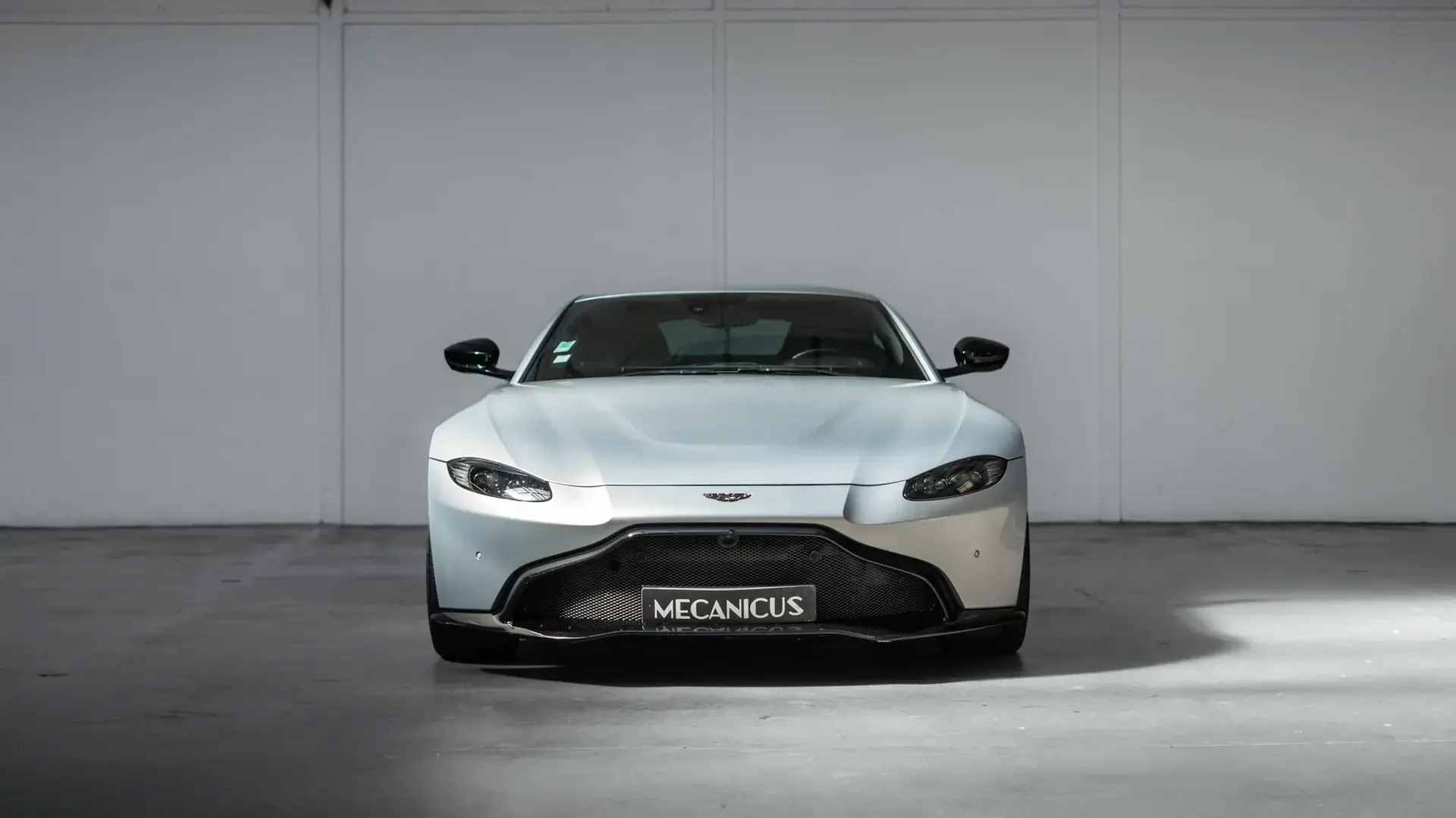 Aston Martin Vantage — photo 3
