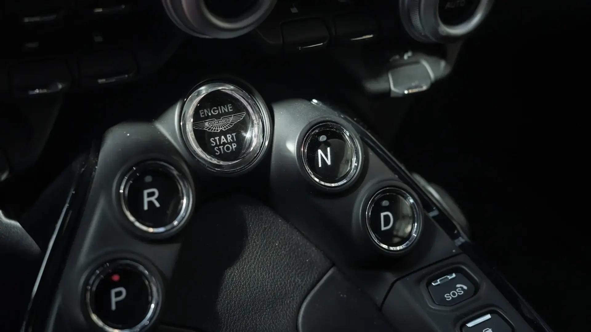 Aston Martin Vantage — photo 16