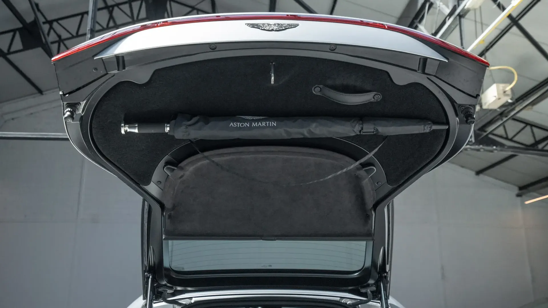 Aston Martin Vantage — photo 48