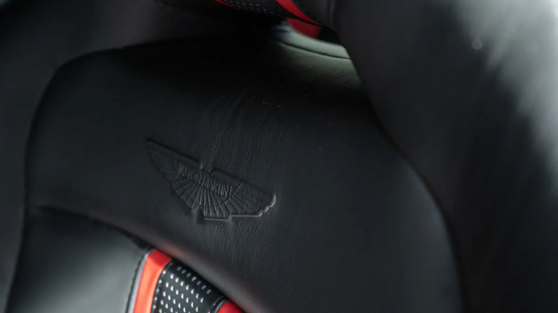 Aston Martin Vantage — photo 27