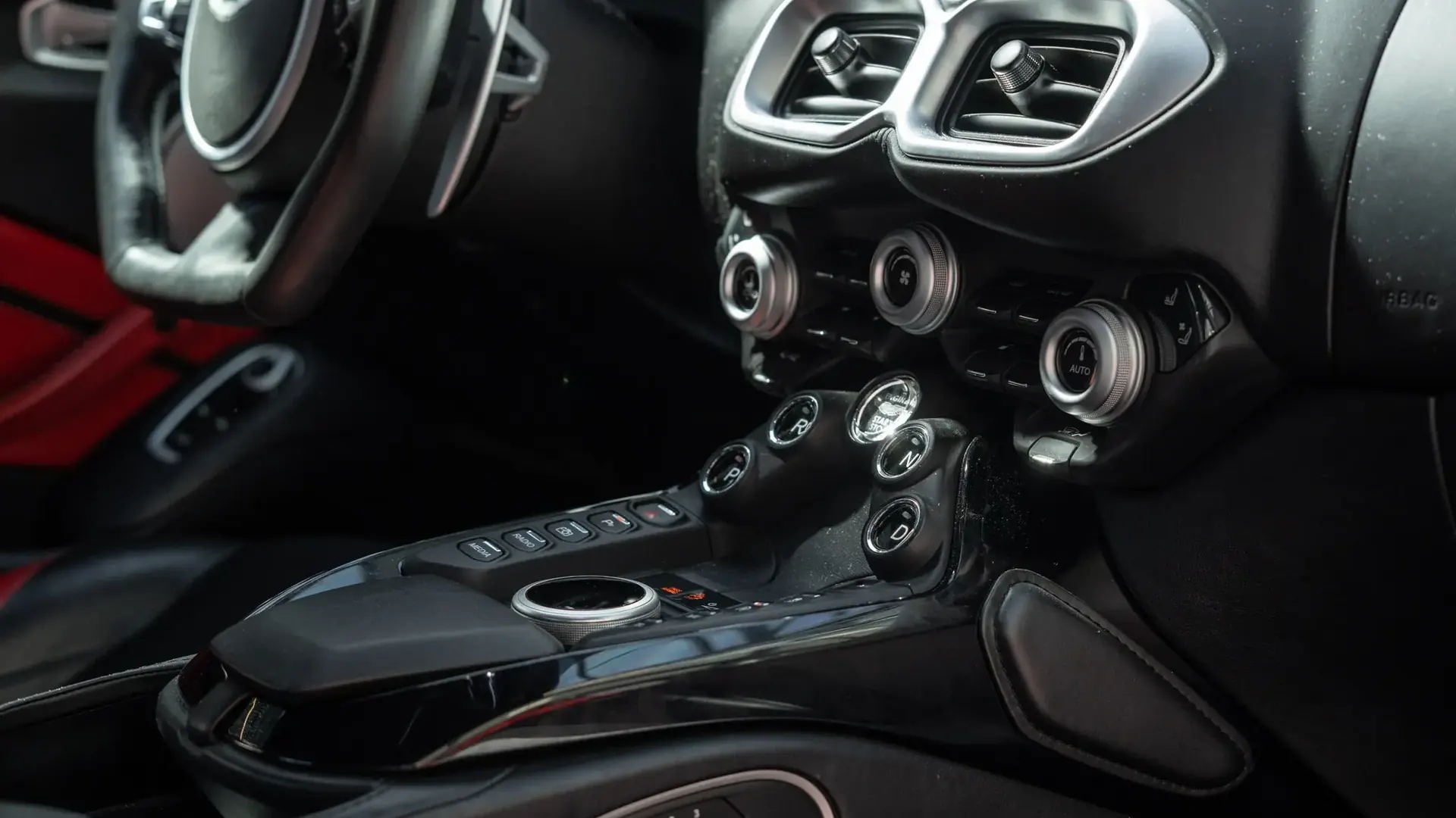Aston Martin Vantage — photo 19