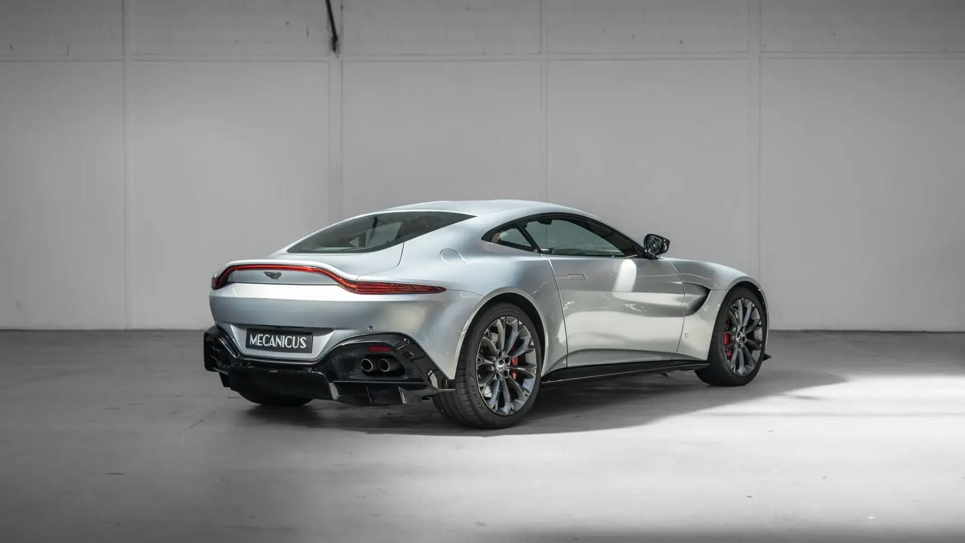 Aston Martin Vantage — photo 2
