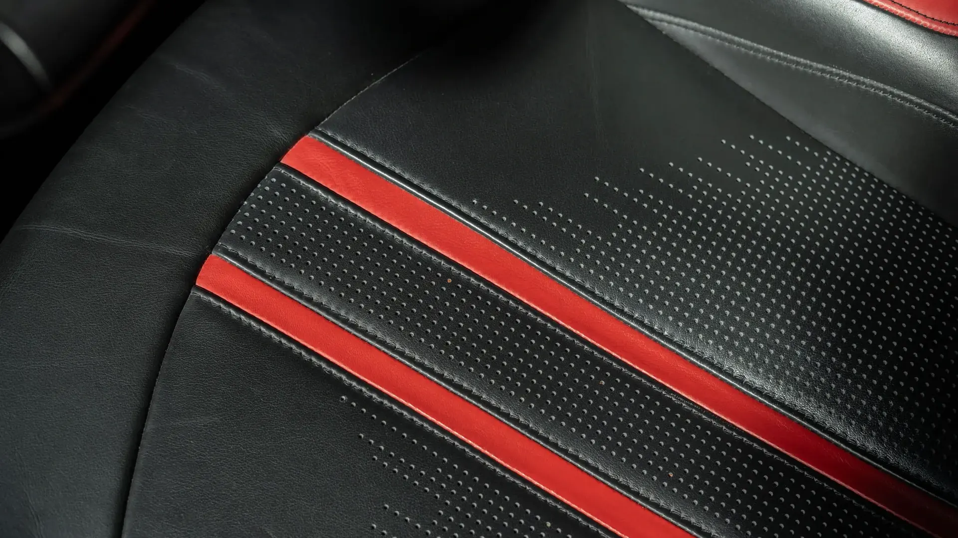 Aston Martin Vantage — photo 13