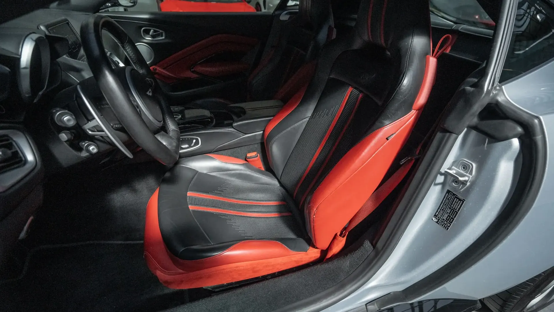 Aston Martin Vantage — photo 30