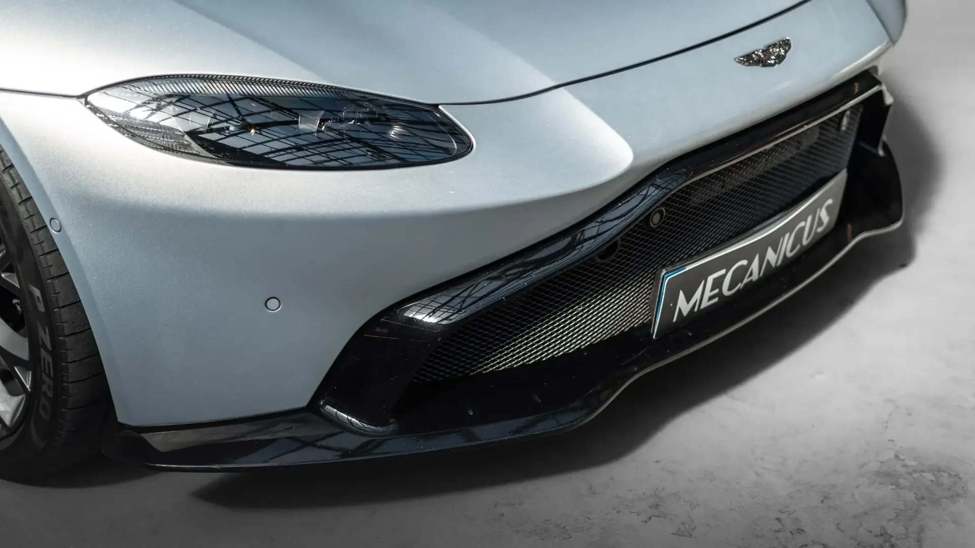 Aston Martin Vantage — photo 34