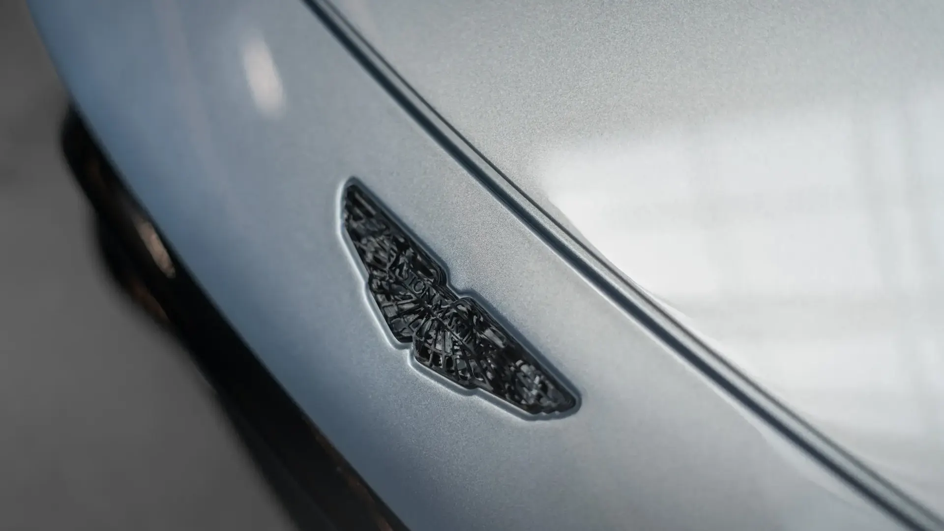 Aston Martin Vantage — photo 37