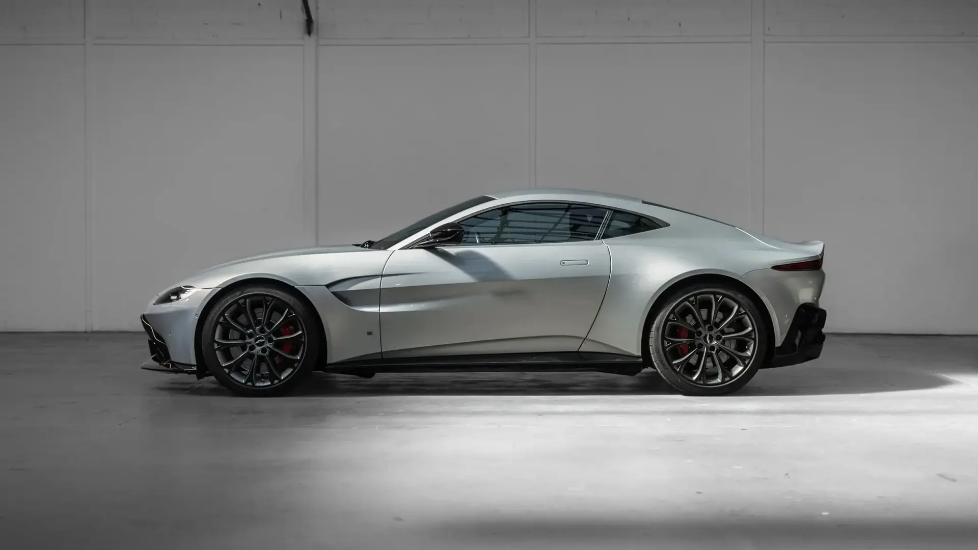 Aston Martin Vantage — photo 5