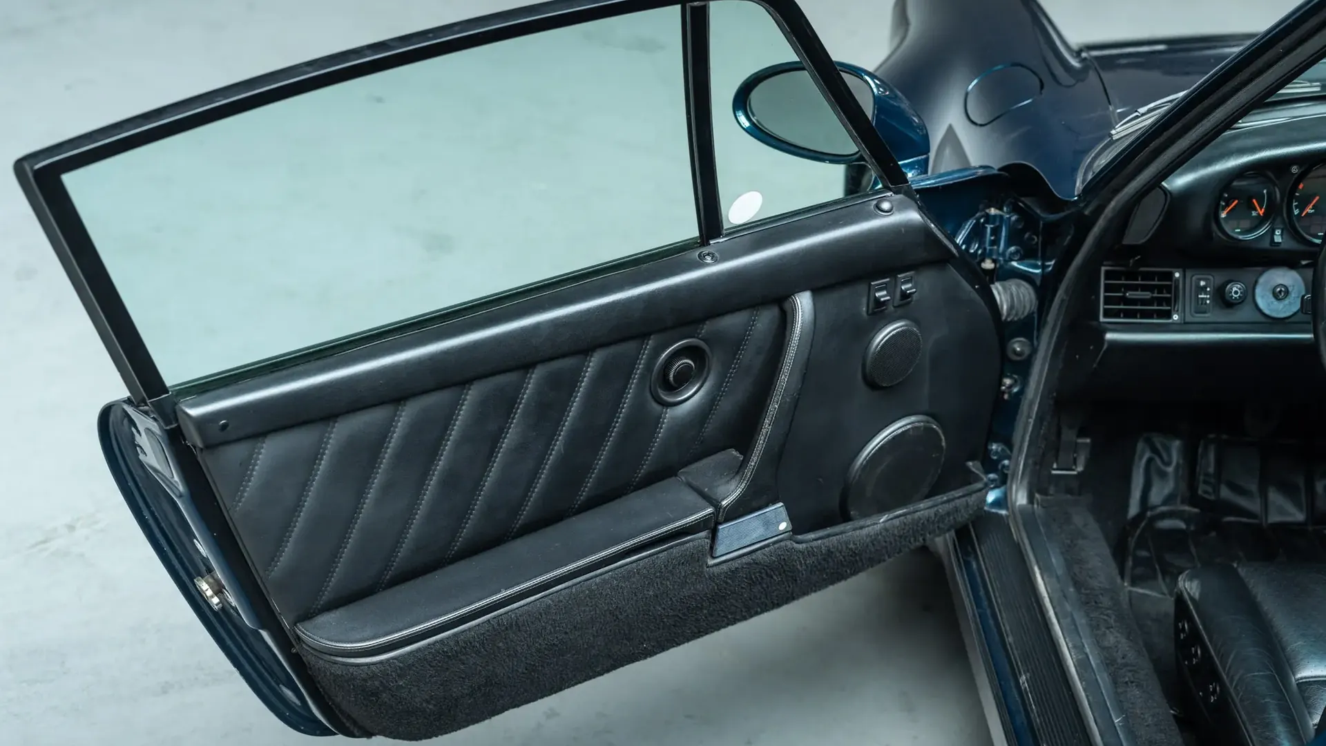 Porsche 964 — photo 25