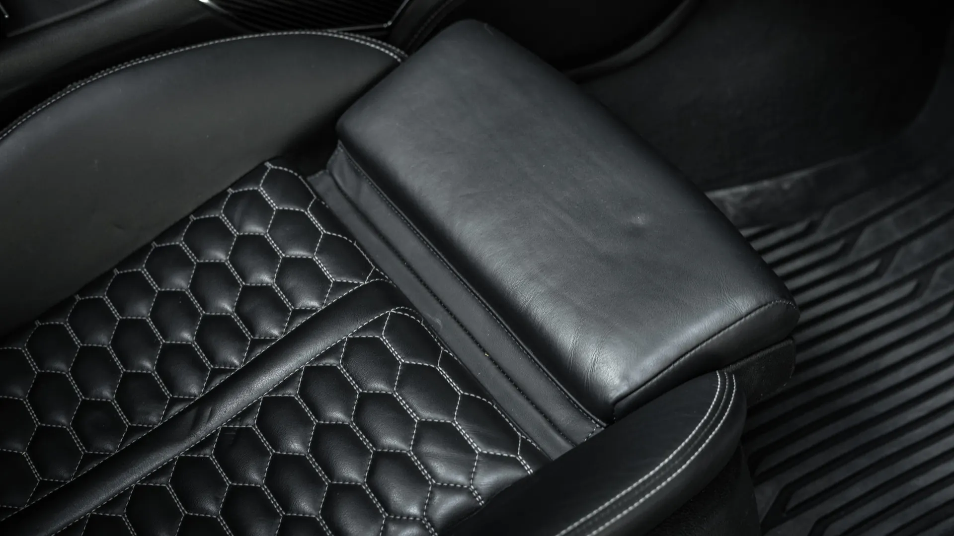 Audi RS6 — photo 14