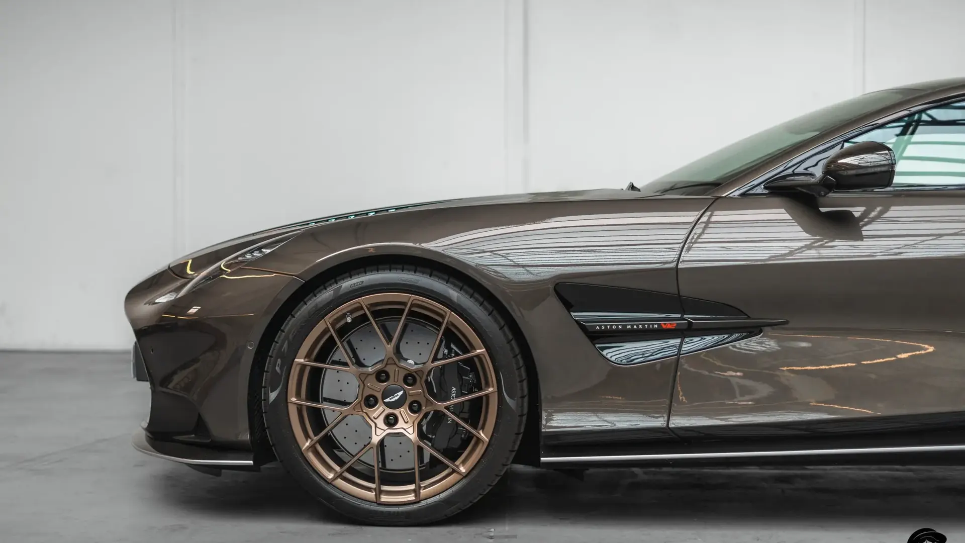 Aston Martin Vanquish — photo 6
