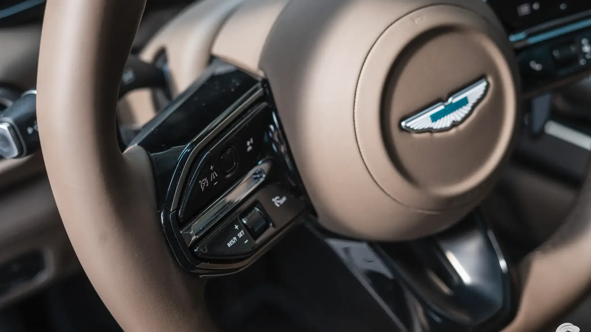 Aston Martin Vanquish — photo 20