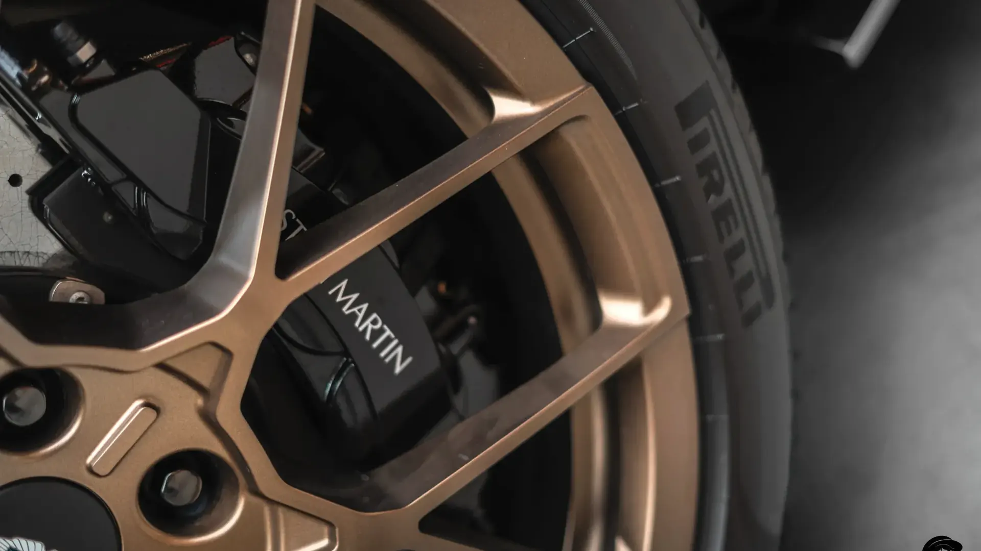 Aston Martin Vanquish — photo 35