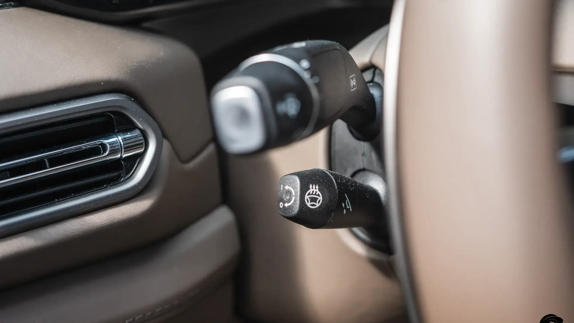 Aston Martin Vanquish — photo 14