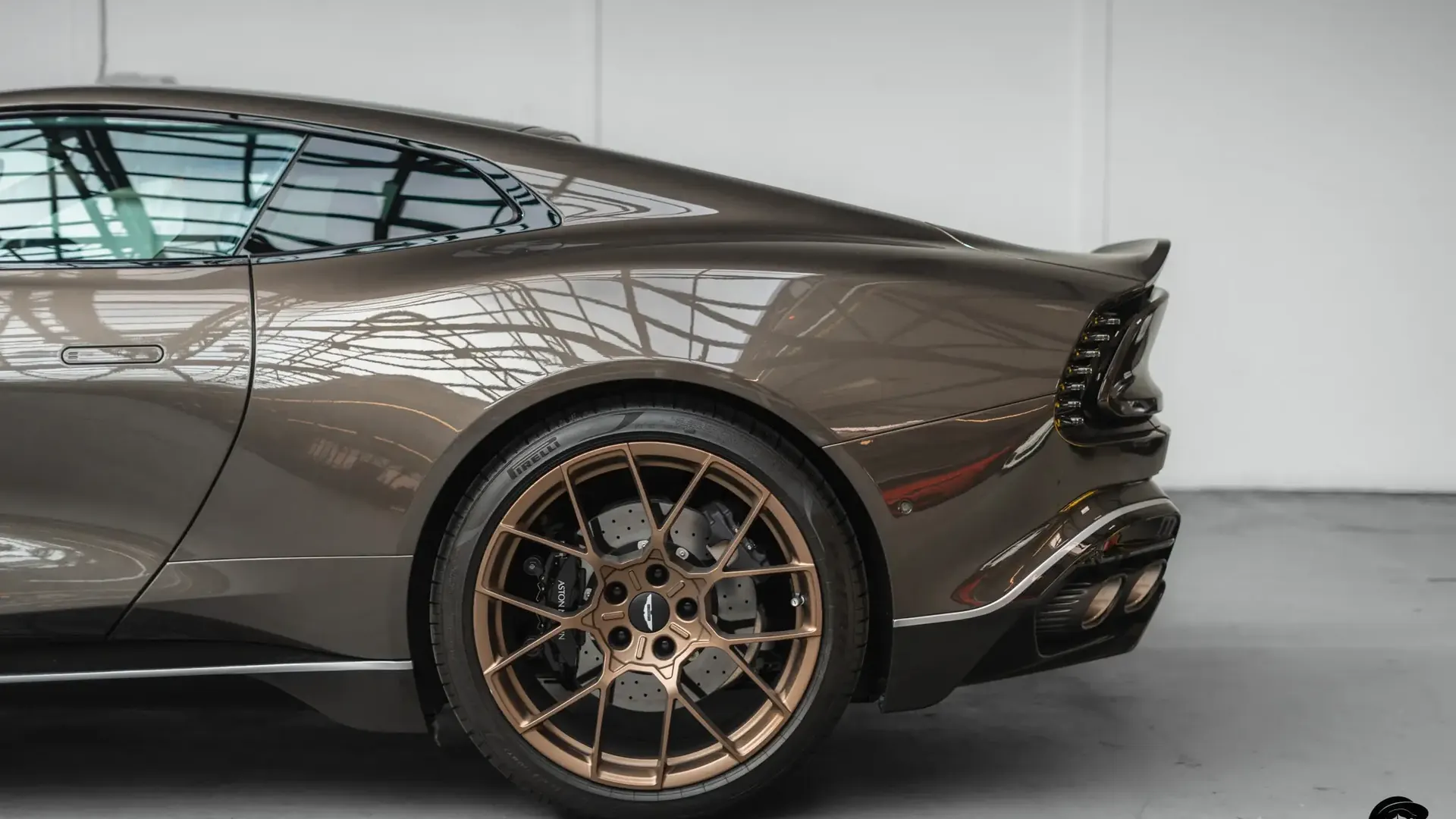 Aston Martin Vanquish — photo 7