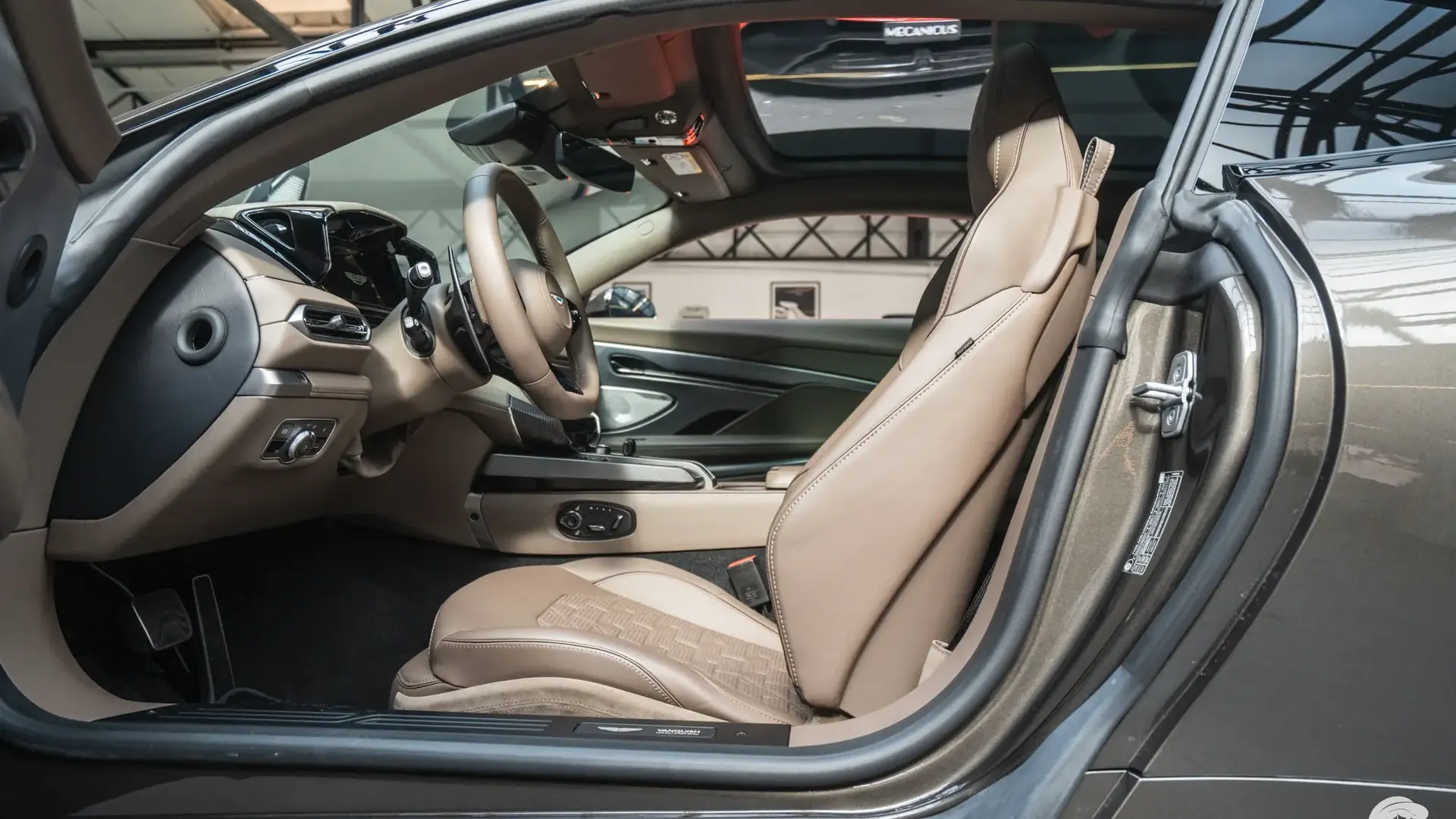 Aston Martin Vanquish — photo 10