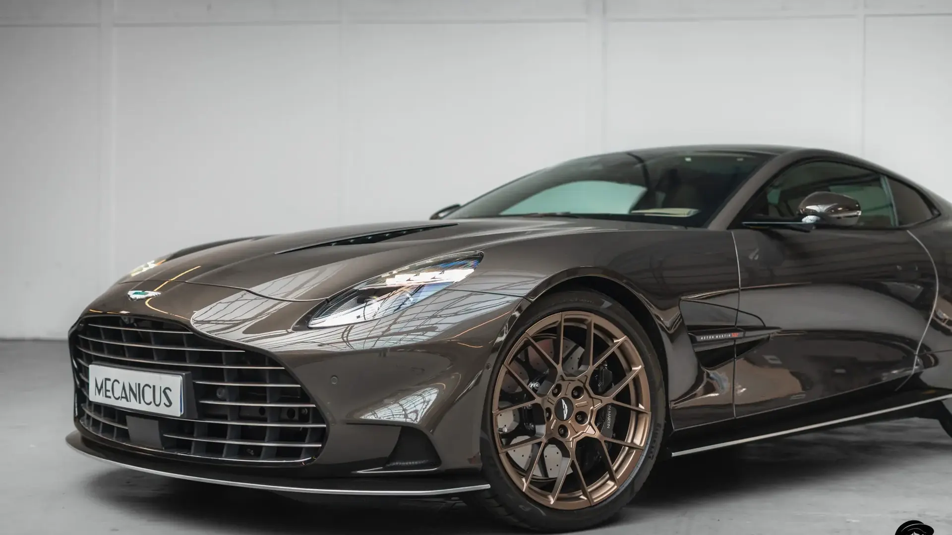 Aston Martin Vanquish — photo 33