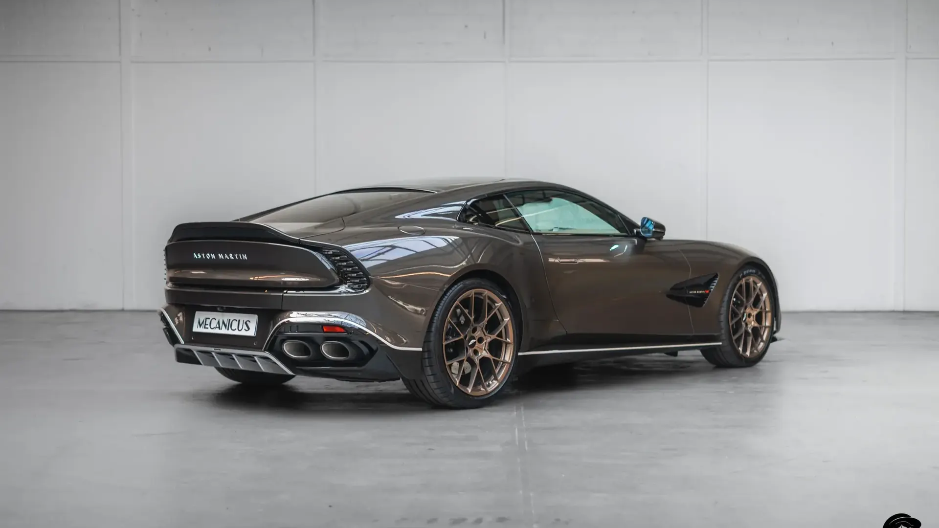 Aston Martin Vanquish — photo 2