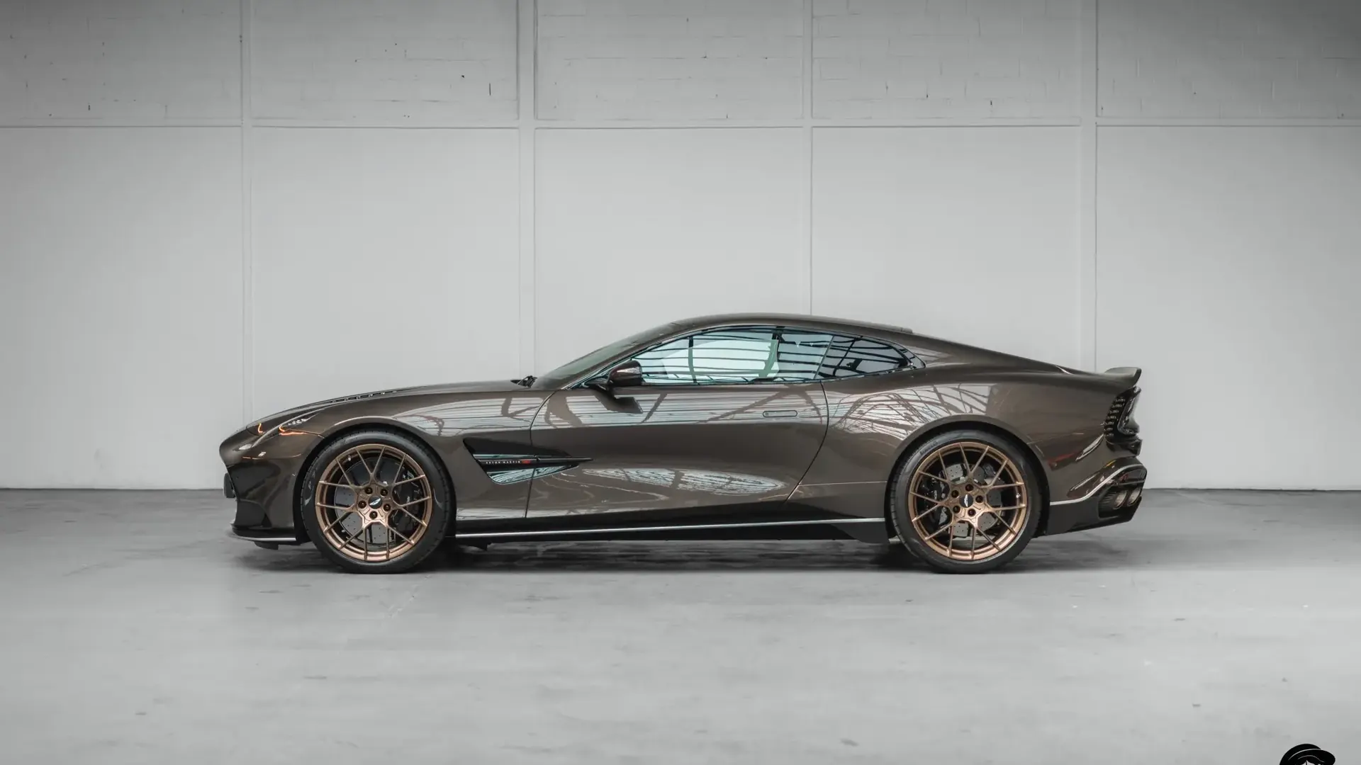 Aston Martin Vanquish — photo 5