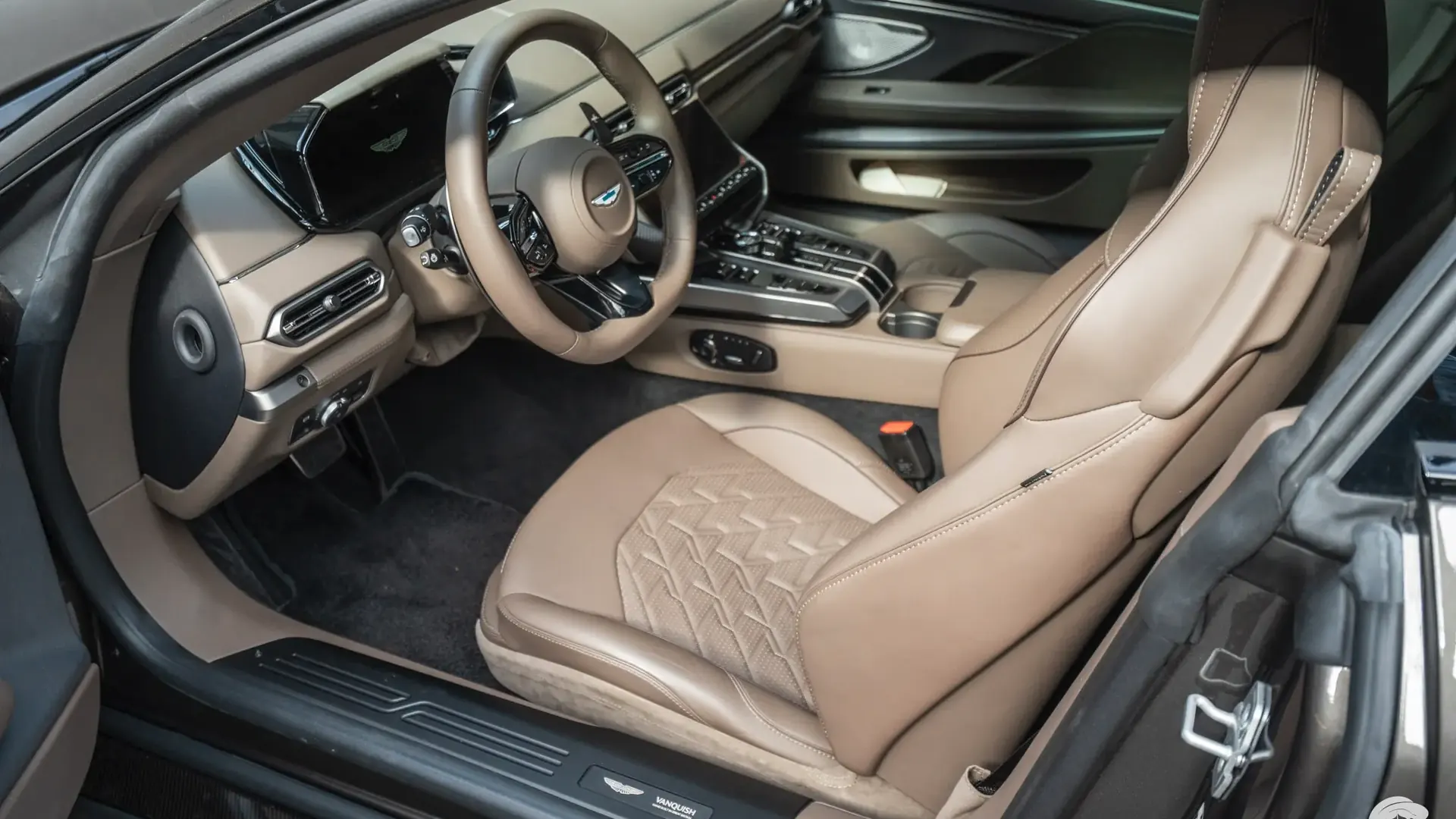 Aston Martin Vanquish — photo 9