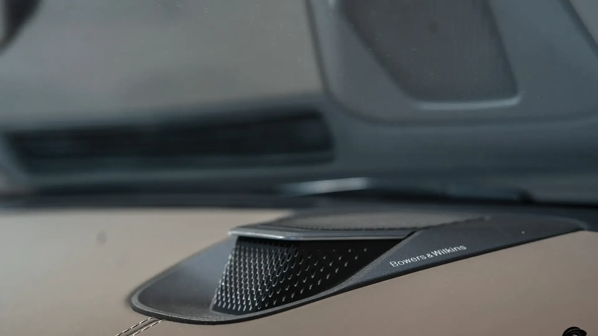 Aston Martin Vanquish — photo 31