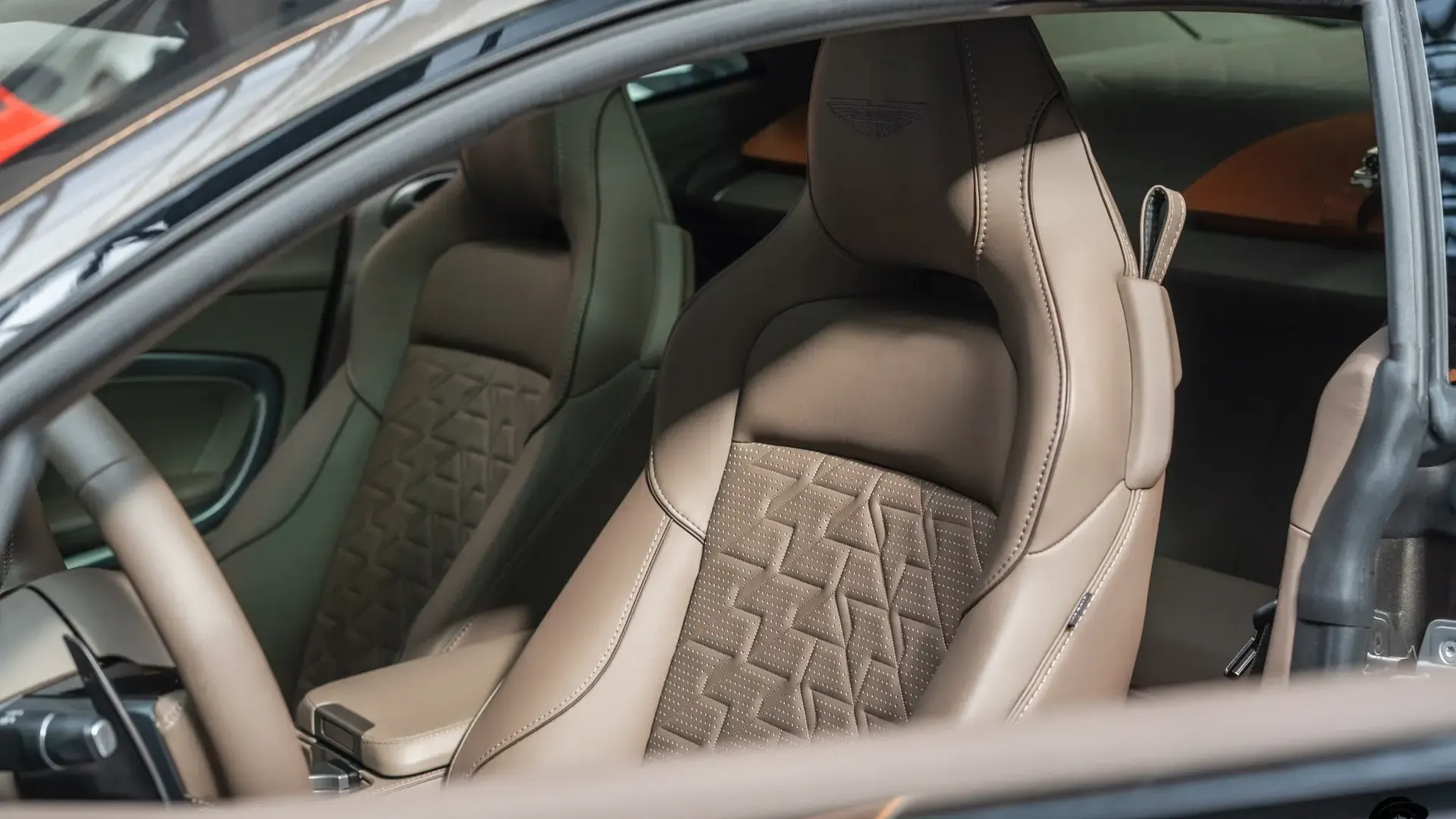Aston Martin Vanquish — photo 21