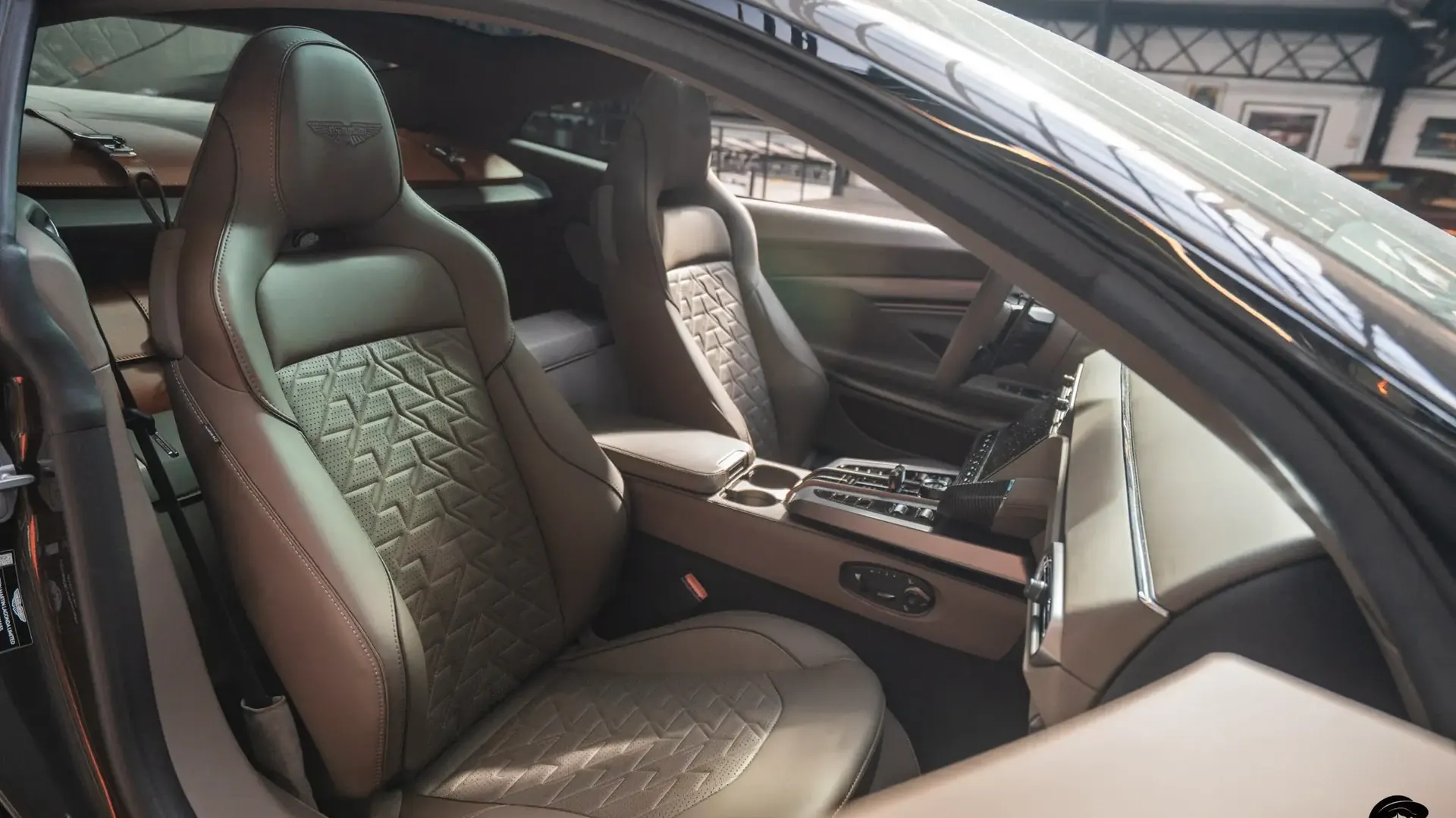 Aston Martin Vanquish — photo 22
