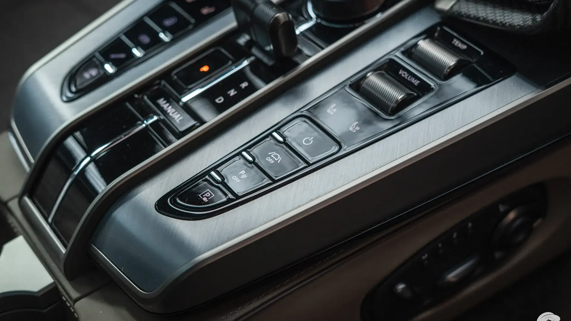 Aston Martin Vanquish — photo 16