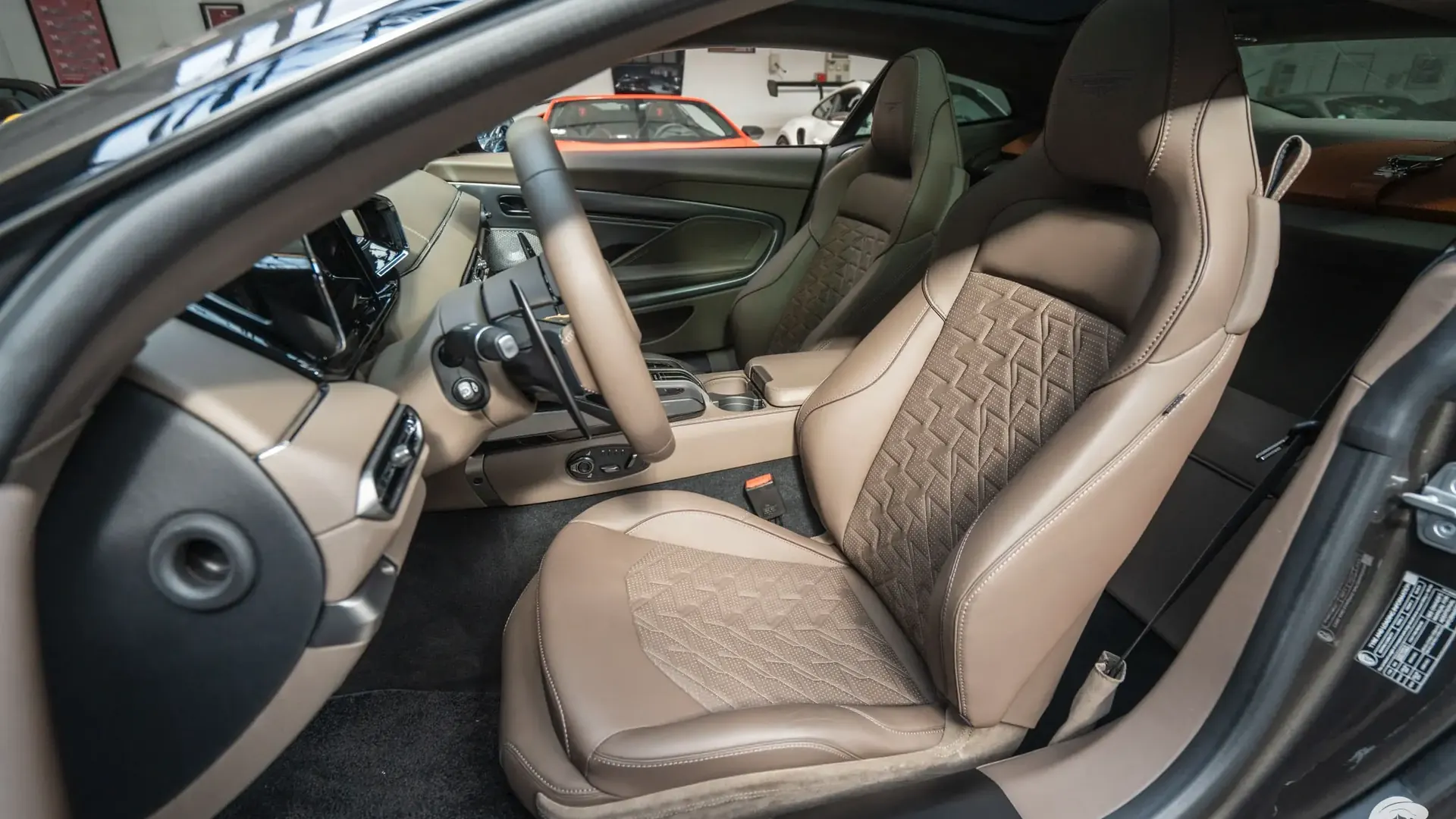 Aston Martin Vanquish — photo 11