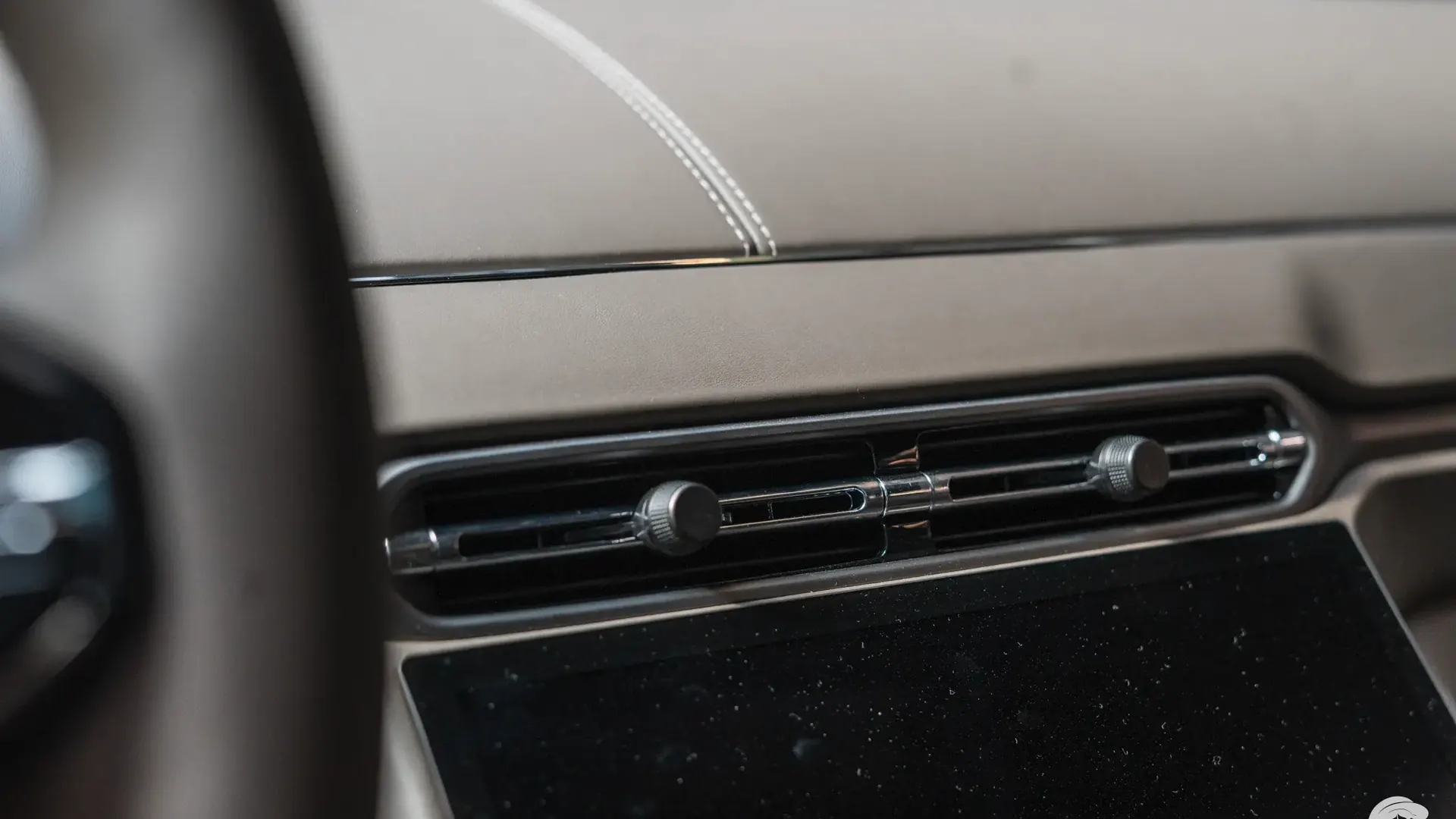 Aston Martin Vanquish — photo 26