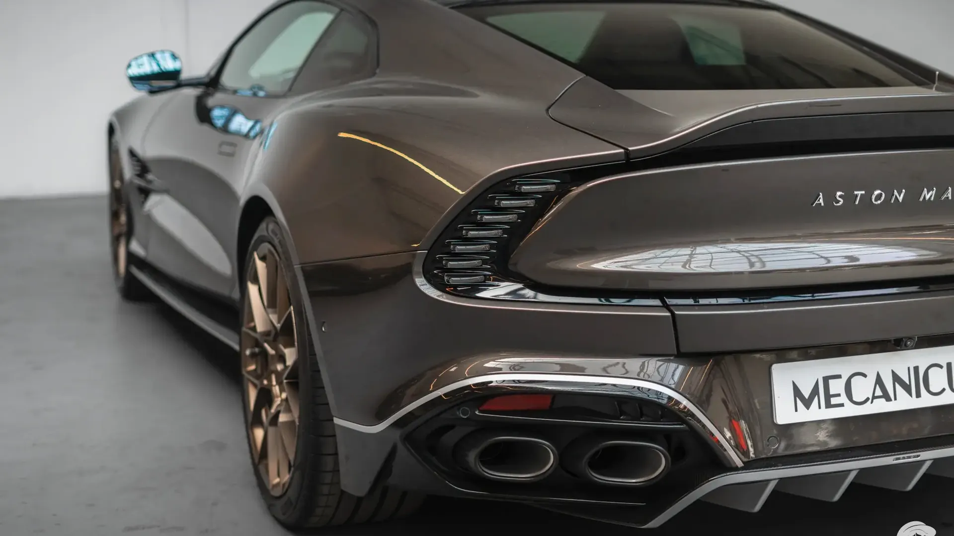 Aston Martin Vanquish — photo 44