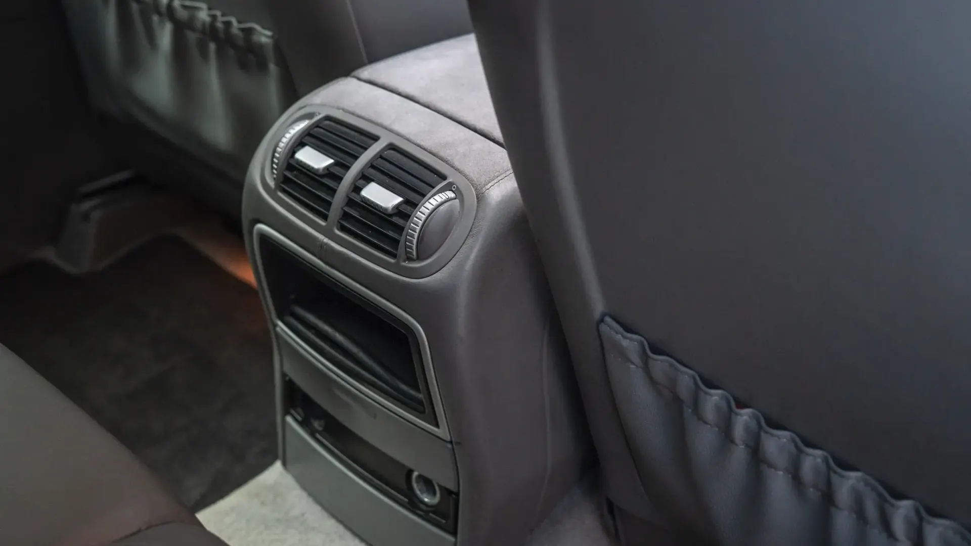 Porsche Cayenne — photo 27
