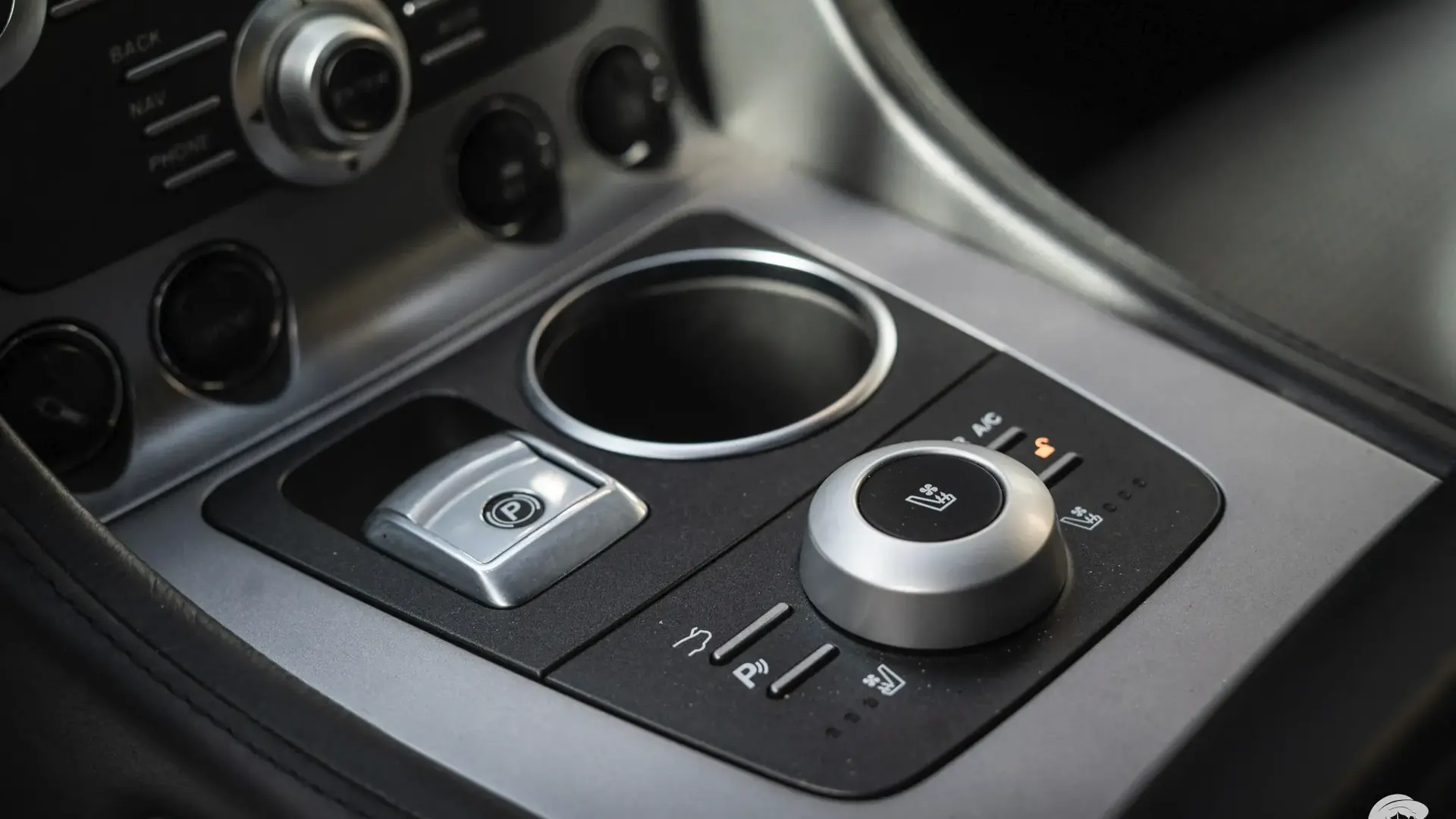 Aston Martin Rapide — photo 17
