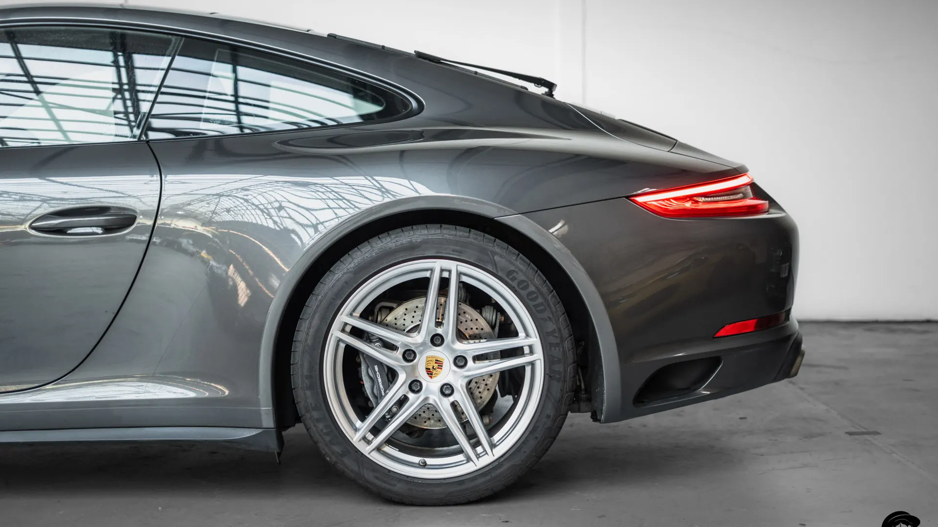 Porsche 911 — photo 7