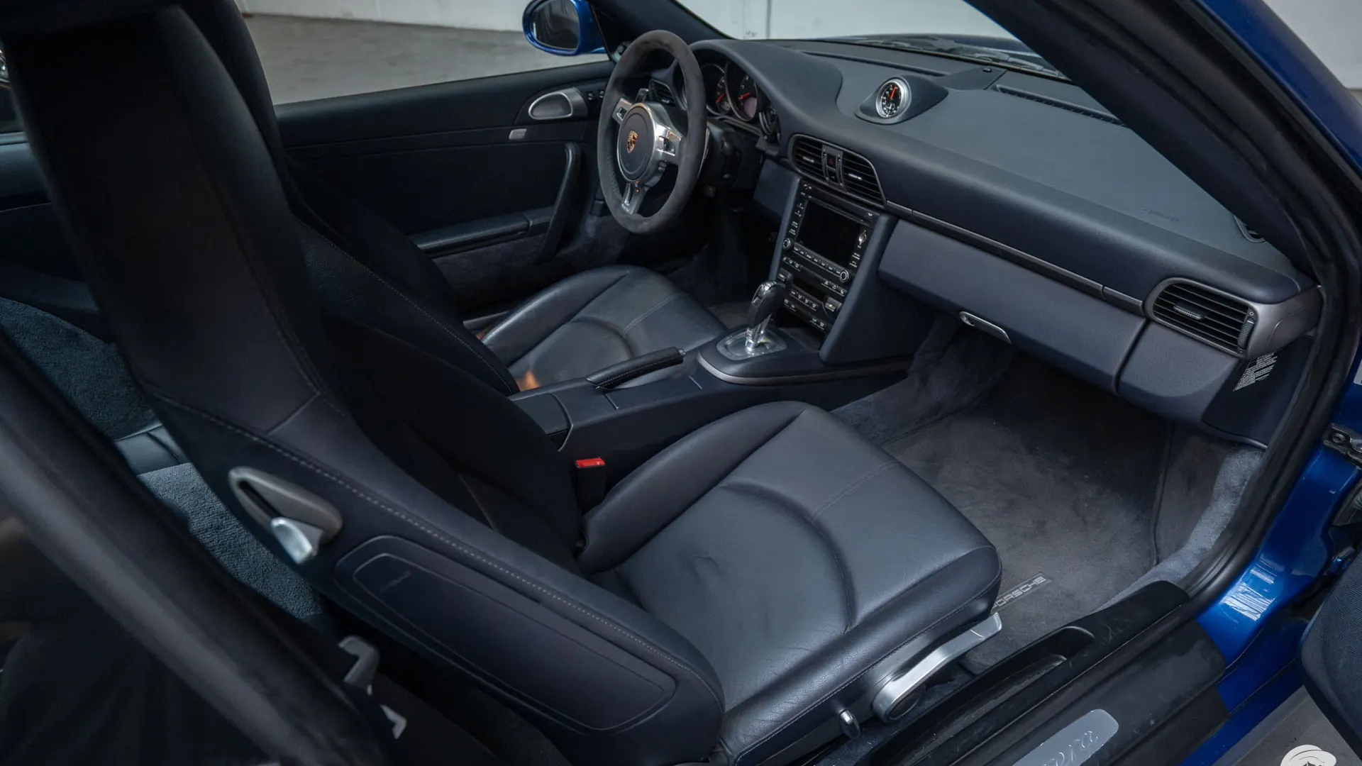 Porsche 911 — photo 27