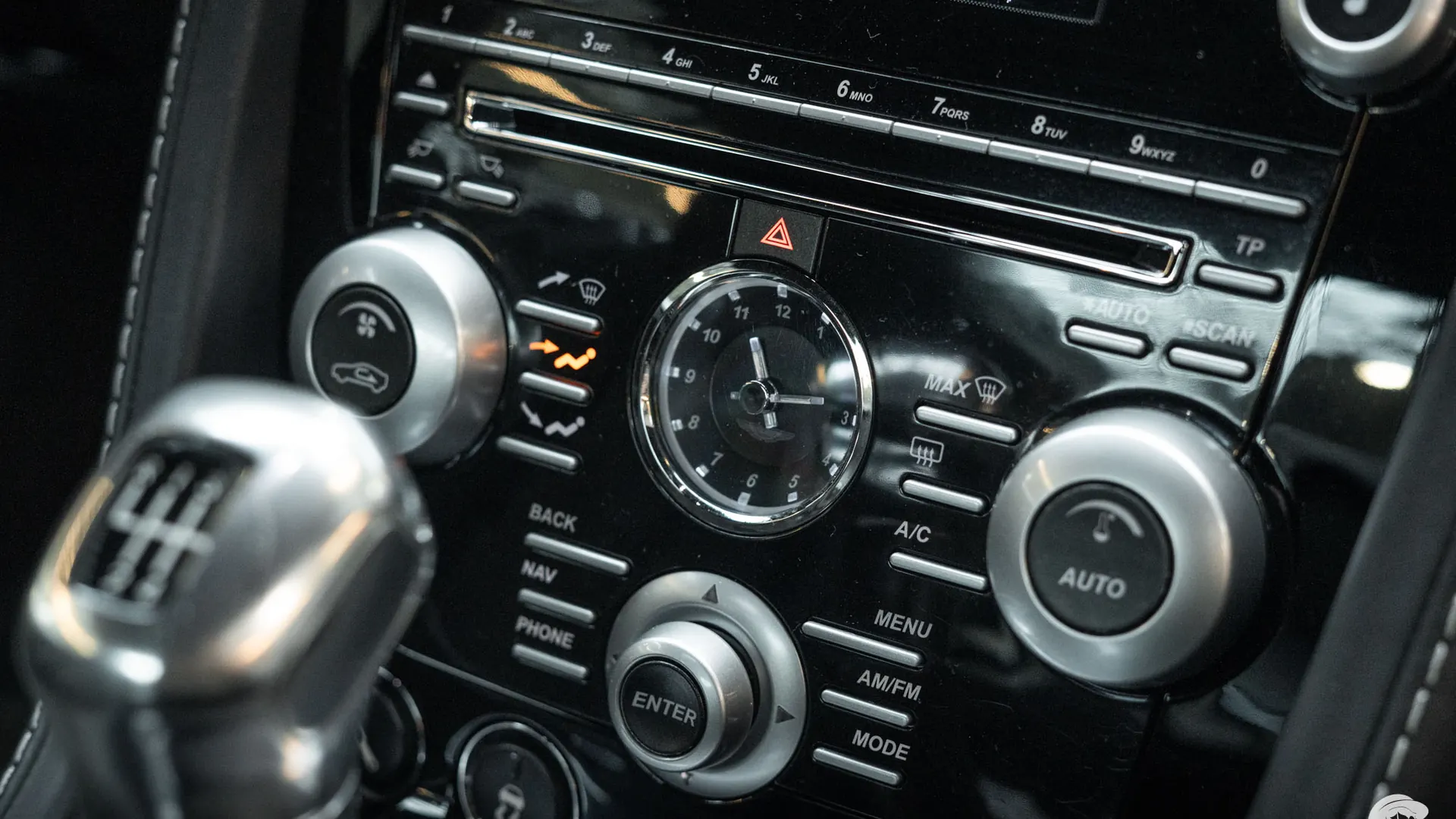 Aston Martin DBS — photo 19