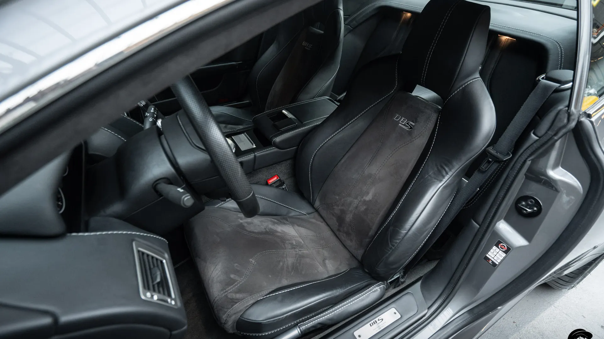 Aston Martin DBS — photo 12