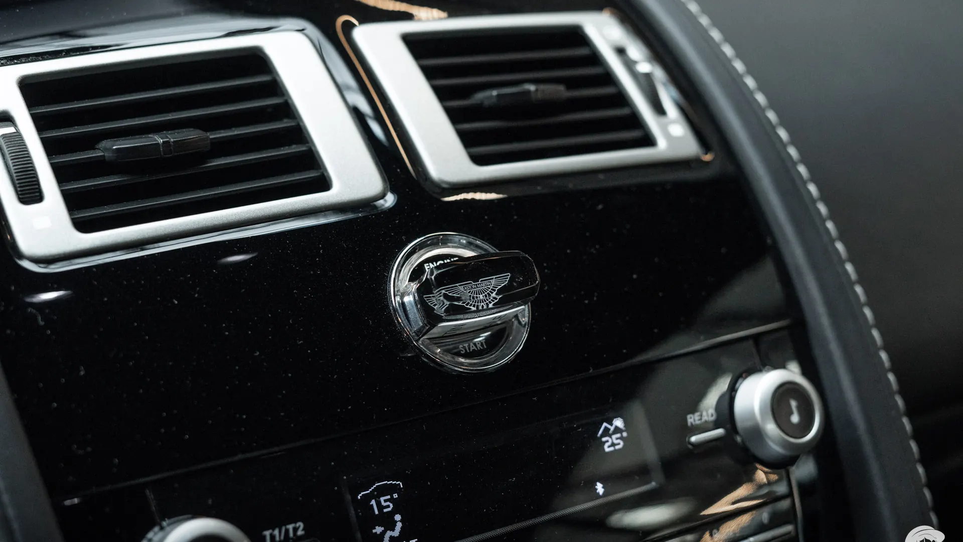 Aston Martin DBS — photo 17