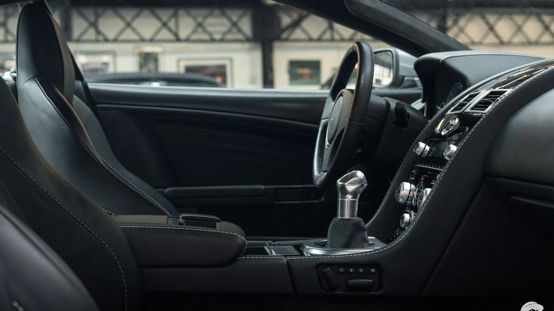 Aston Martin DBS — photo 22