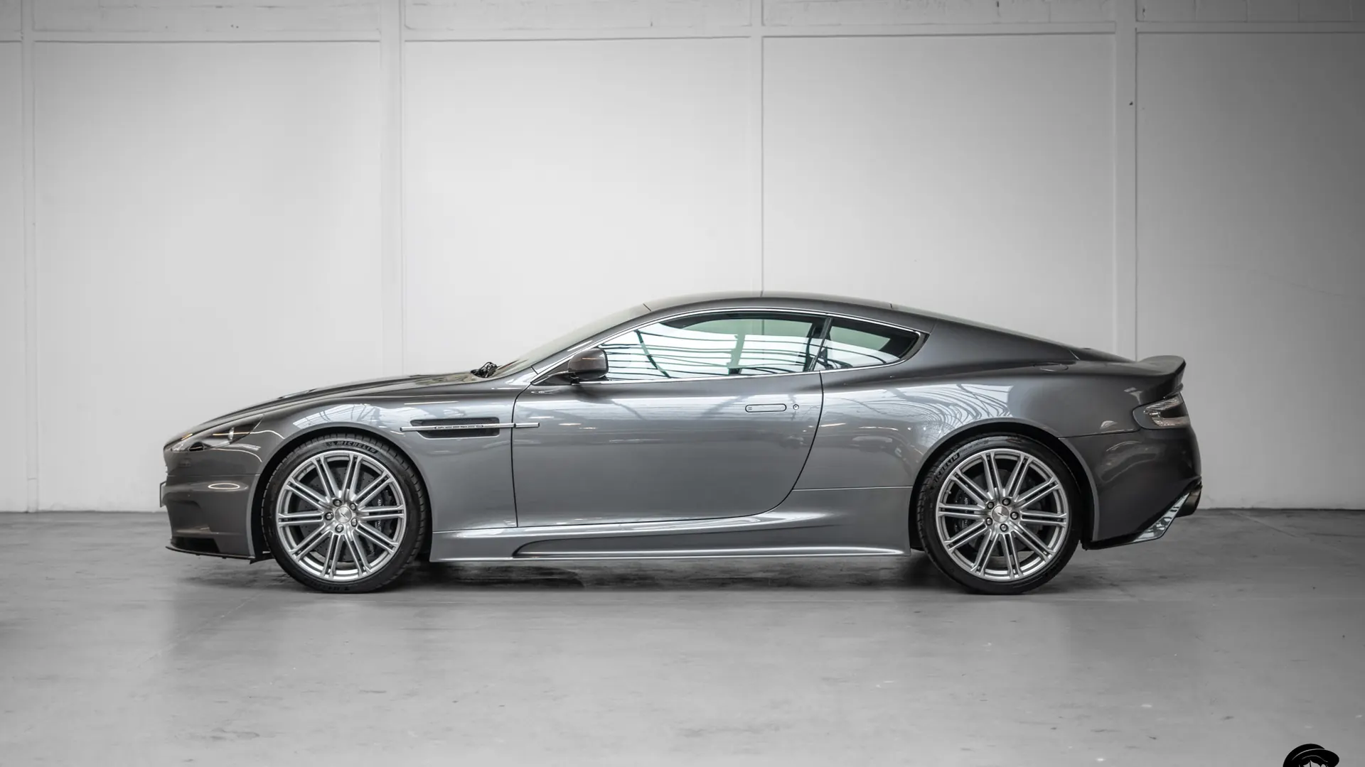 Aston Martin DBS — photo 5